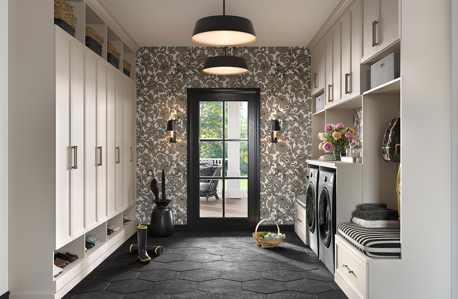 Diseño personalizado de vestíbulo y lavadero con banco de almacenamiento diseñado por California Closets