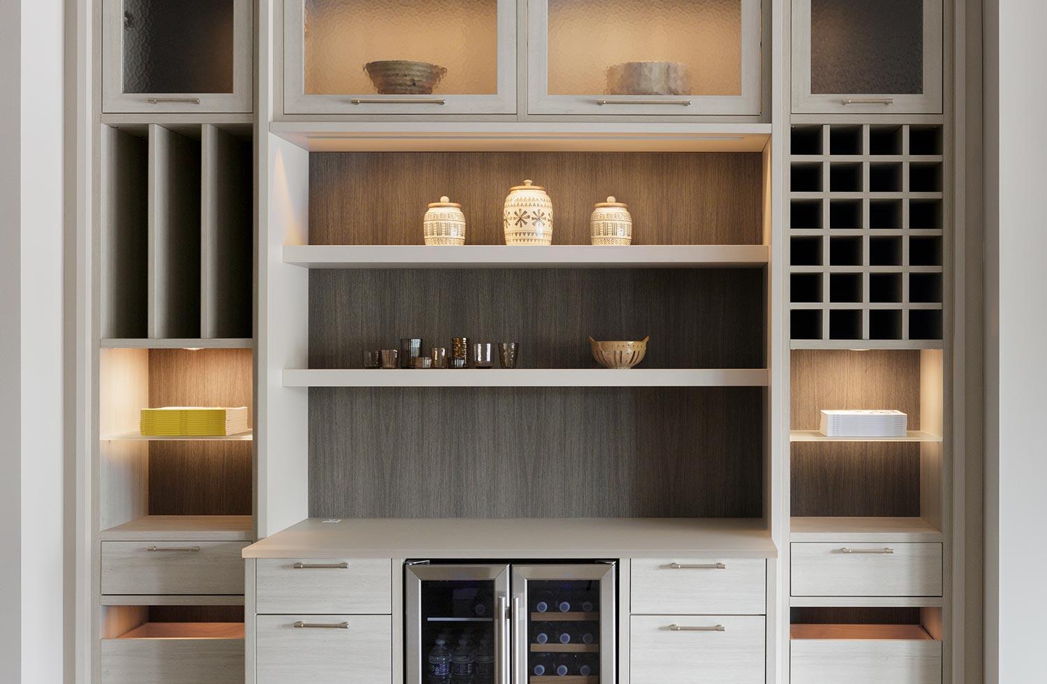 Diseño de despensa personalizado con vitrinas y cubículos para vinos con almacenamiento de California Closets