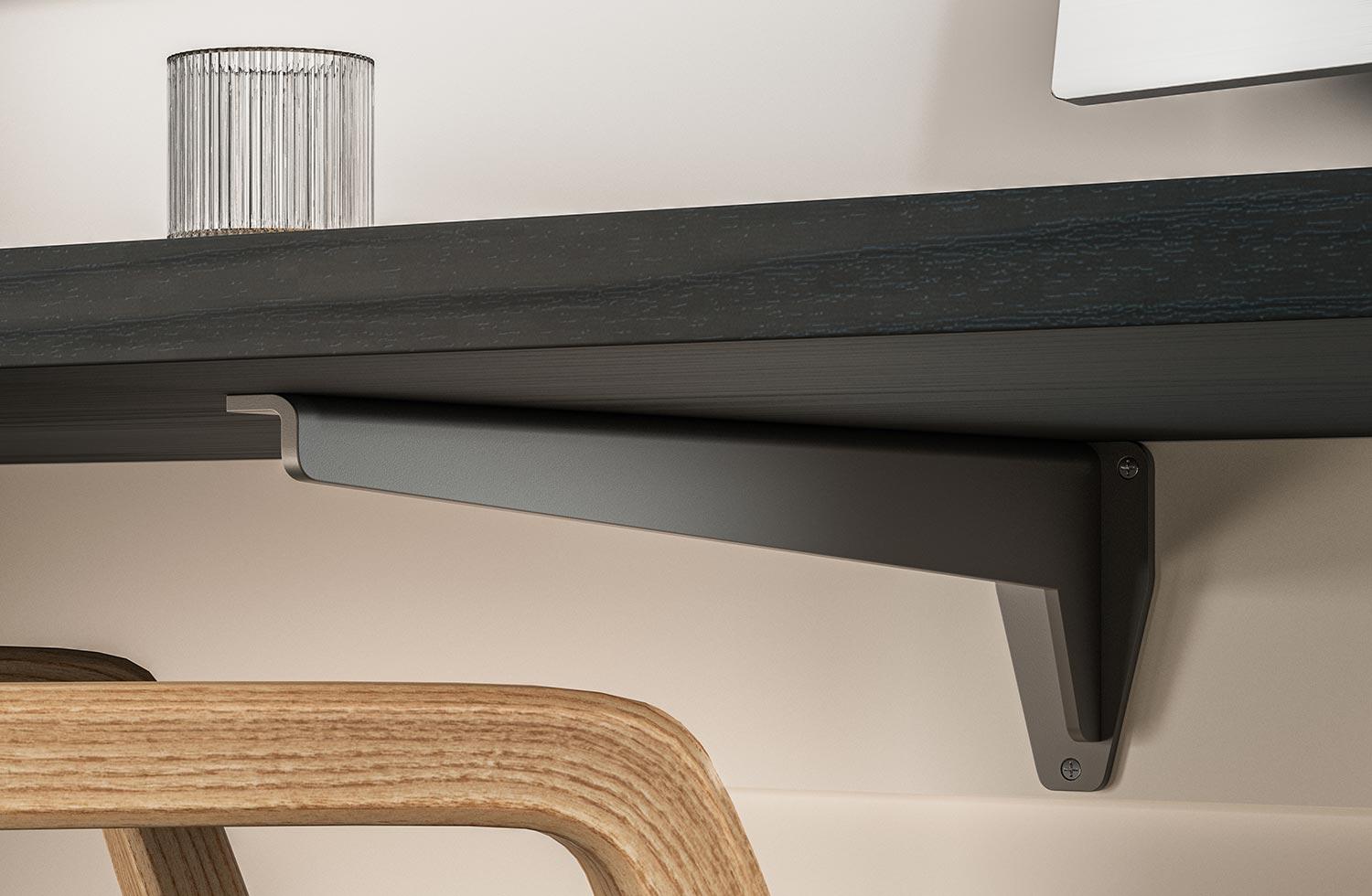 Escritorio de oficina con soportes de herraje para reforzar el peso del diseño personalizado de California Closets