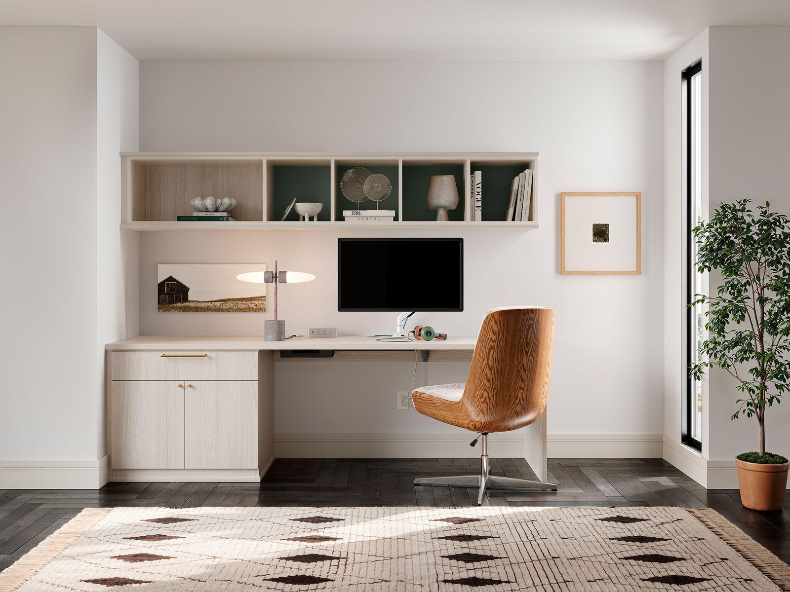 Oficina en casa en forma de L con gabinetes personalizados y espacio de trabajo, diseñada por California Closets