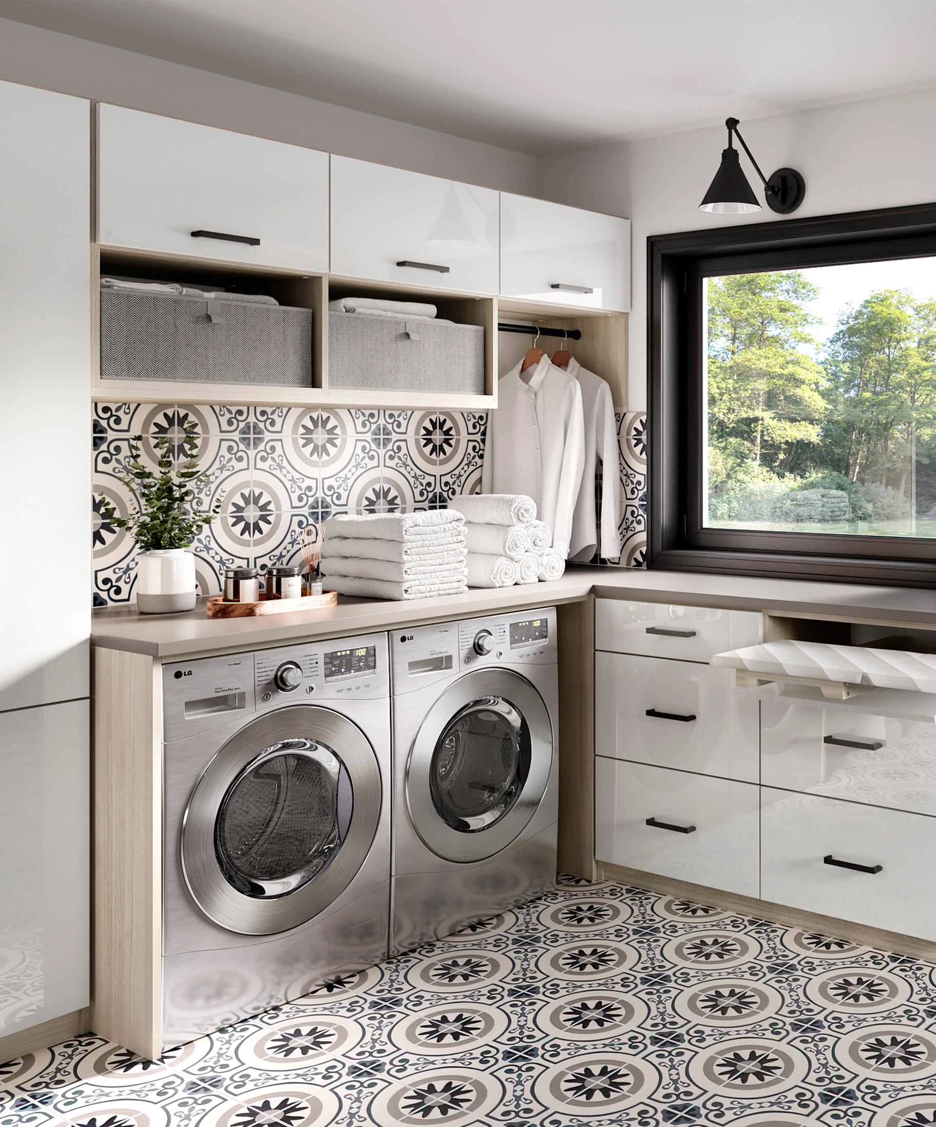 Ideas de gabinetes para lavaderos pequeños con tabla de planchar extraíble de California Closets