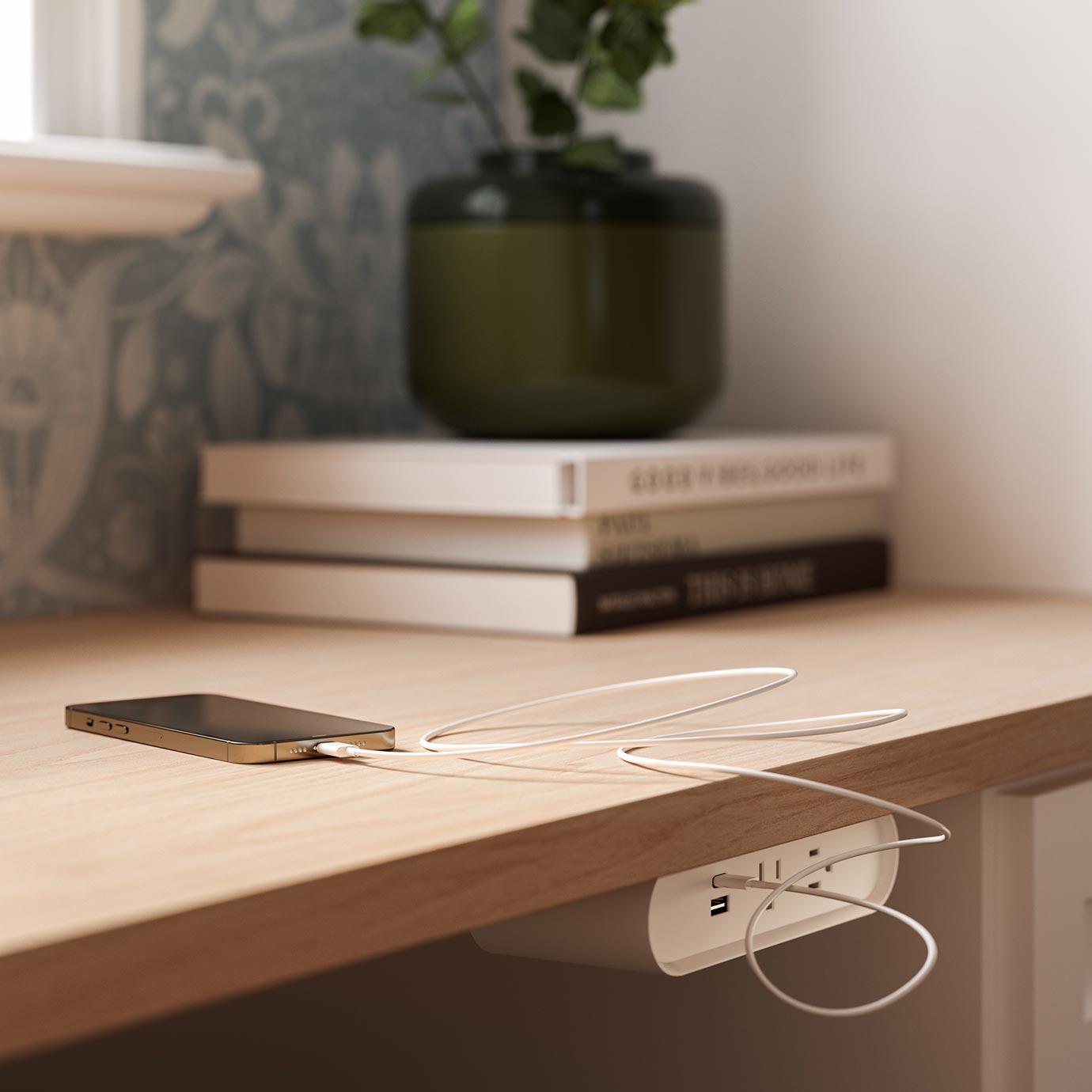 Cargador de estación de energía integrado debajo de un escritorio personalizado en una oficina en casa, de California Closets