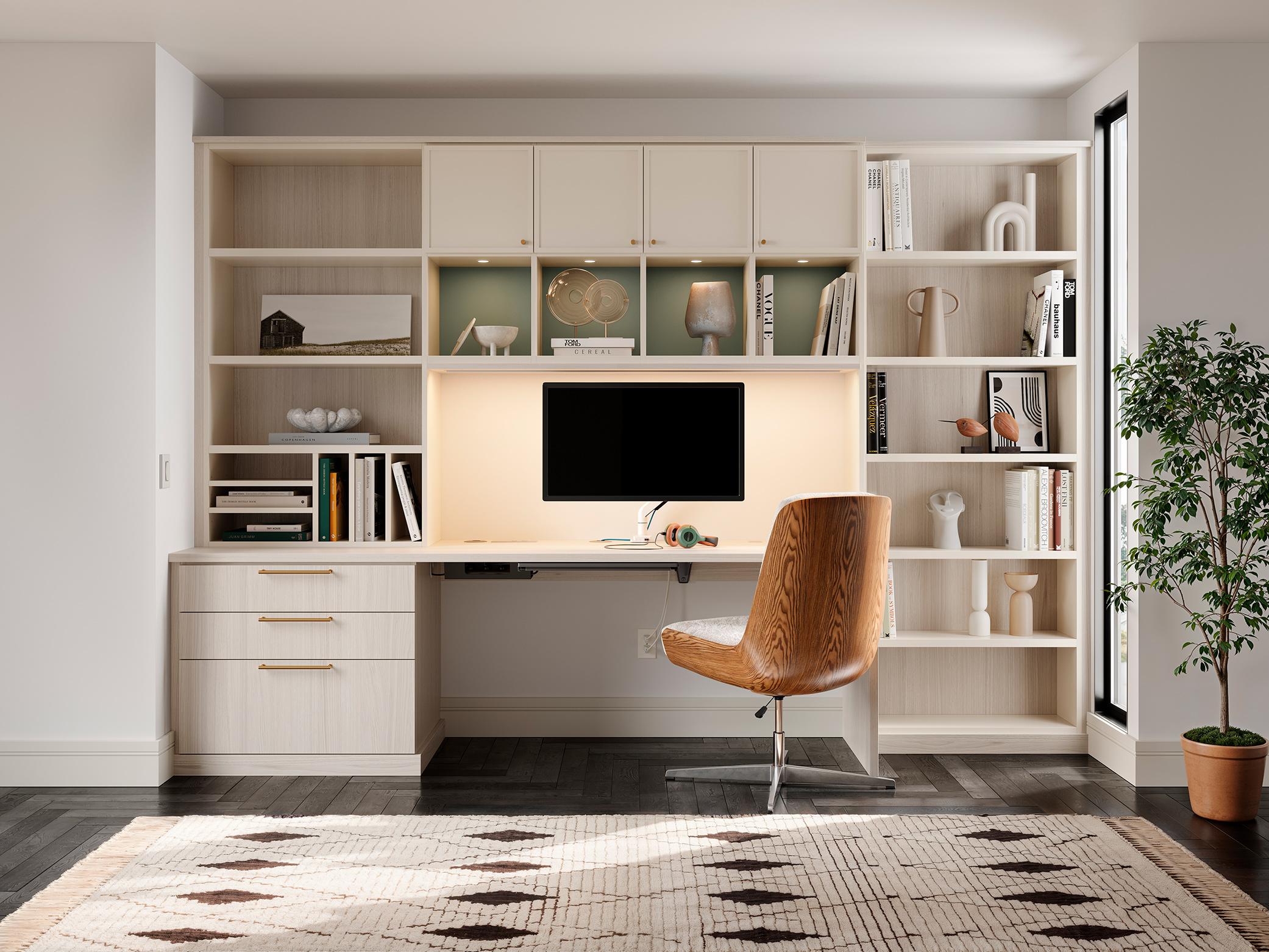 Escritorio de oficina en casa con gabinetes personalizados iluminados y estanterías de California Closets