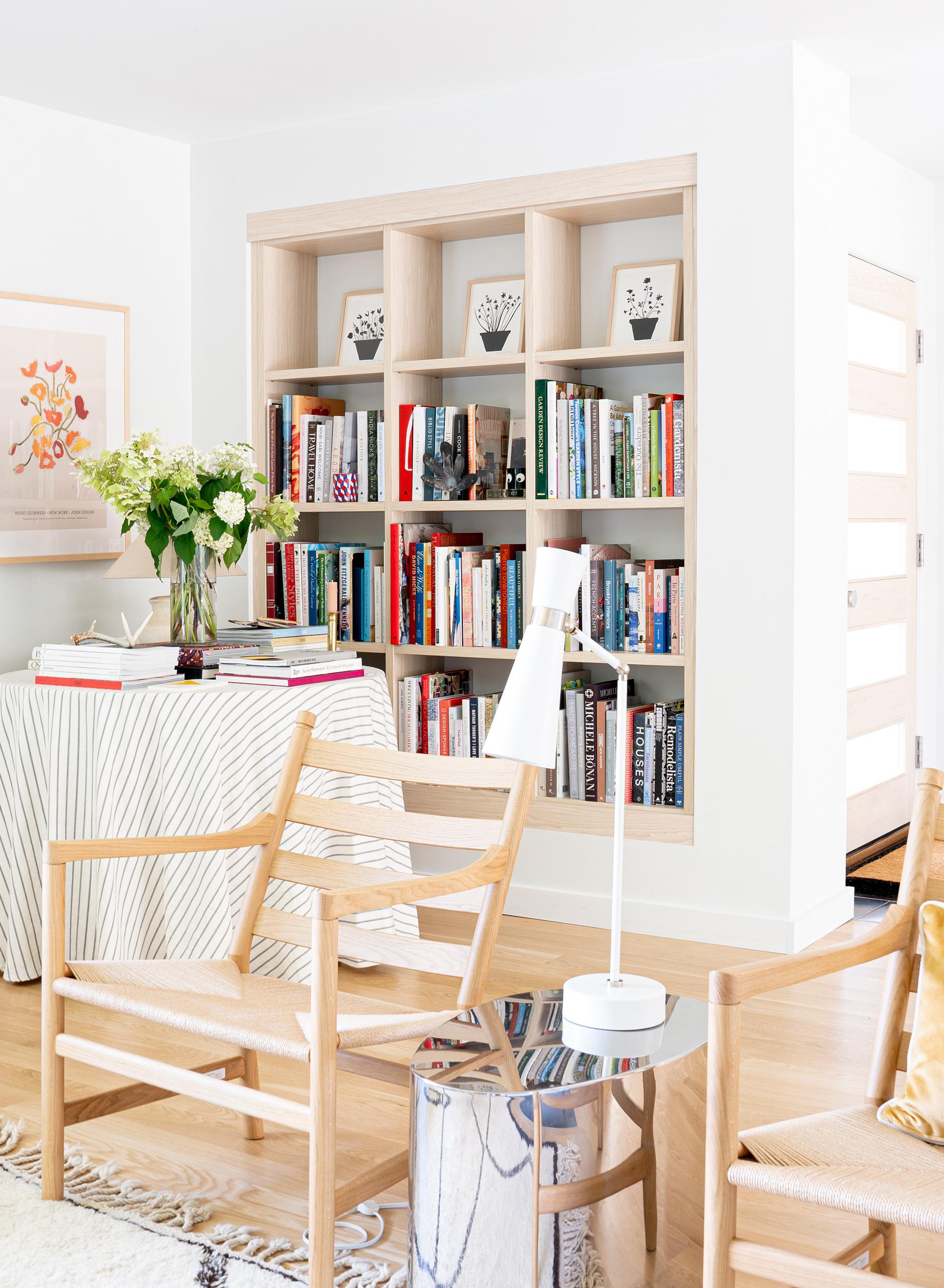 Despensa de cocina personalizada con estanterías personalizadas para libros de cocina de California Closets