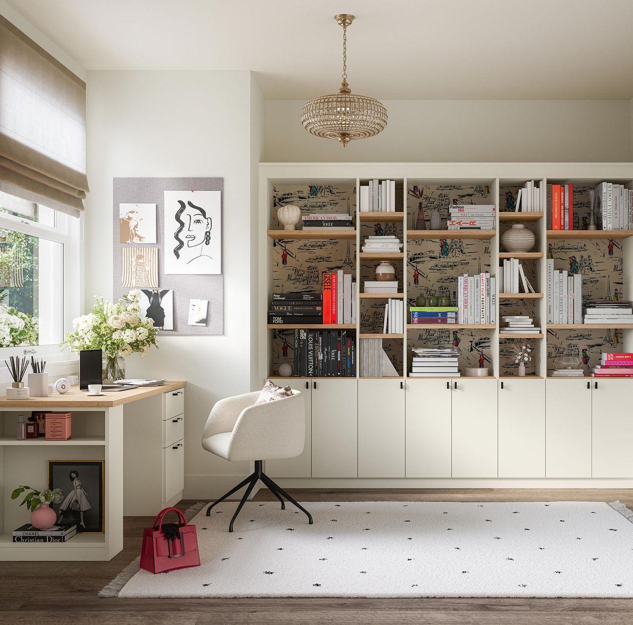 Estanterías de biblioteca para oficina y escritorio empotrado en acabado claro de California Closets.