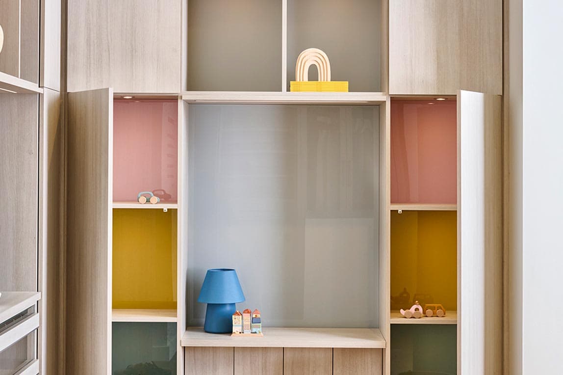 Mueble empotrado para sala con soluciones de almacenaje para tu hogar diseñado por California Closets