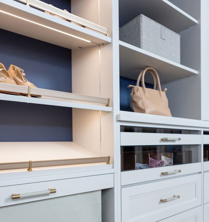 Estanterías de armario personalizadas con zapateros, barandillas, iluminación LED y cajones de California Closets
