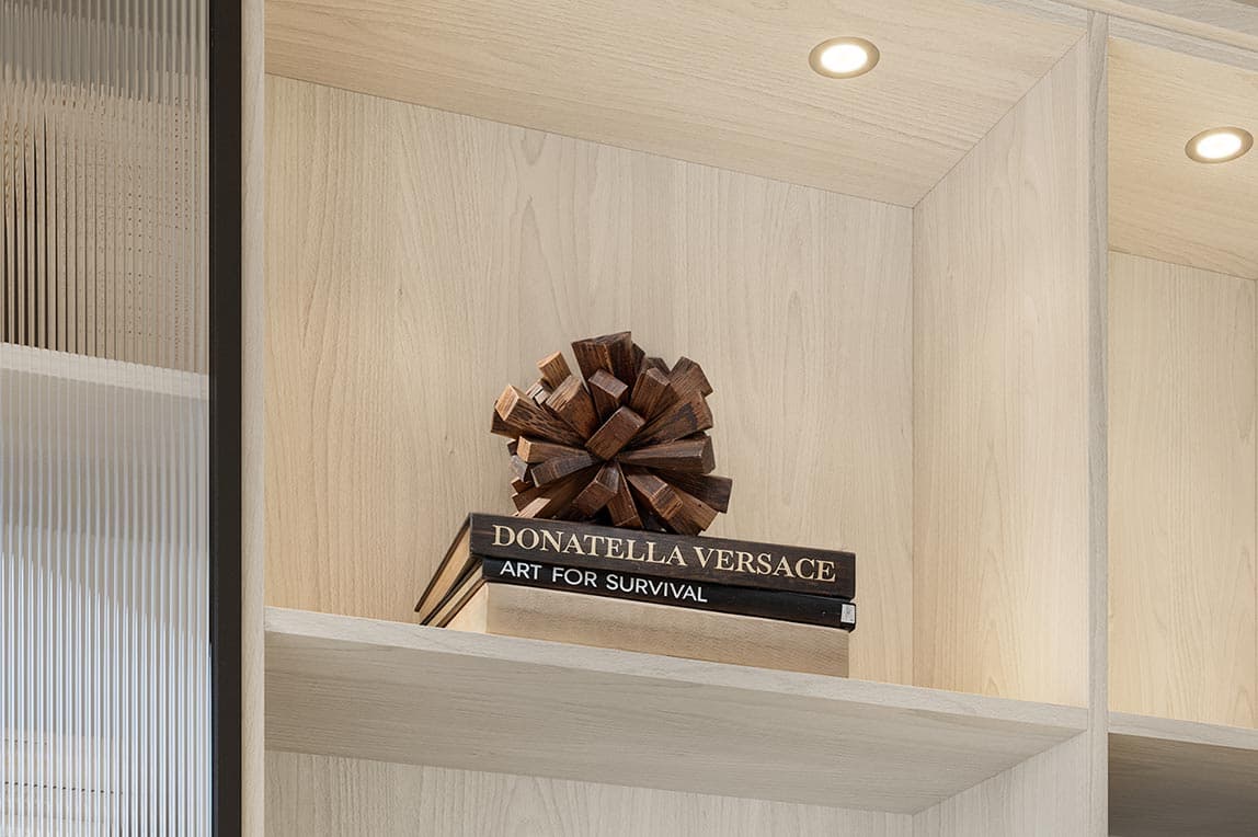 Luces de disco en estanterías personalizadas | California Closets