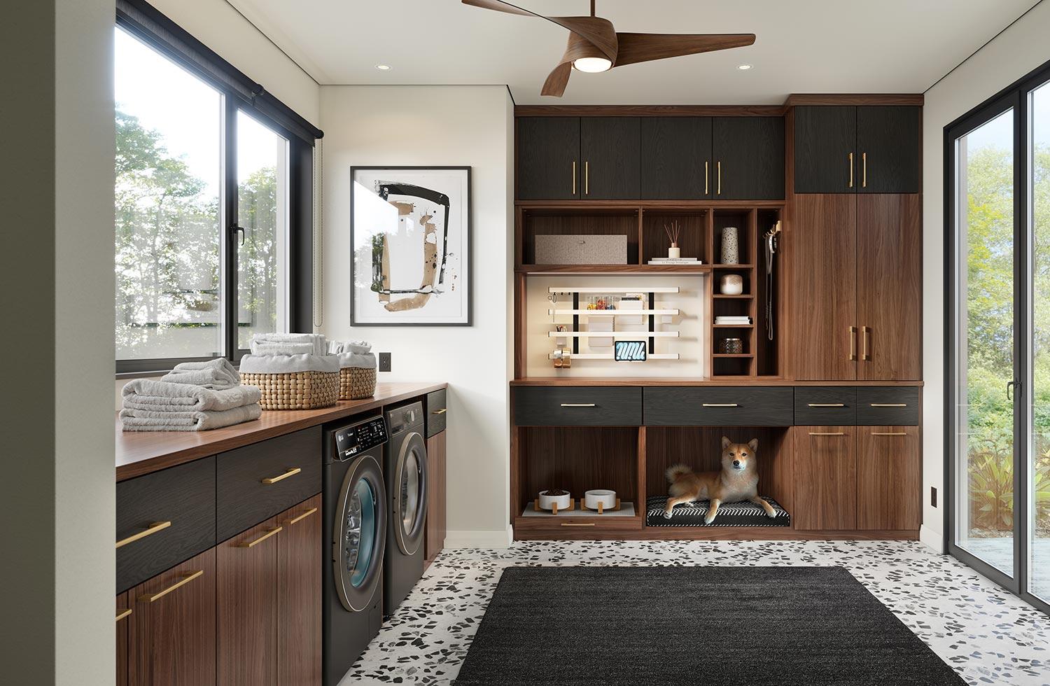 Entrada de lavandería personalizada con almacenamiento vertical de California Closets