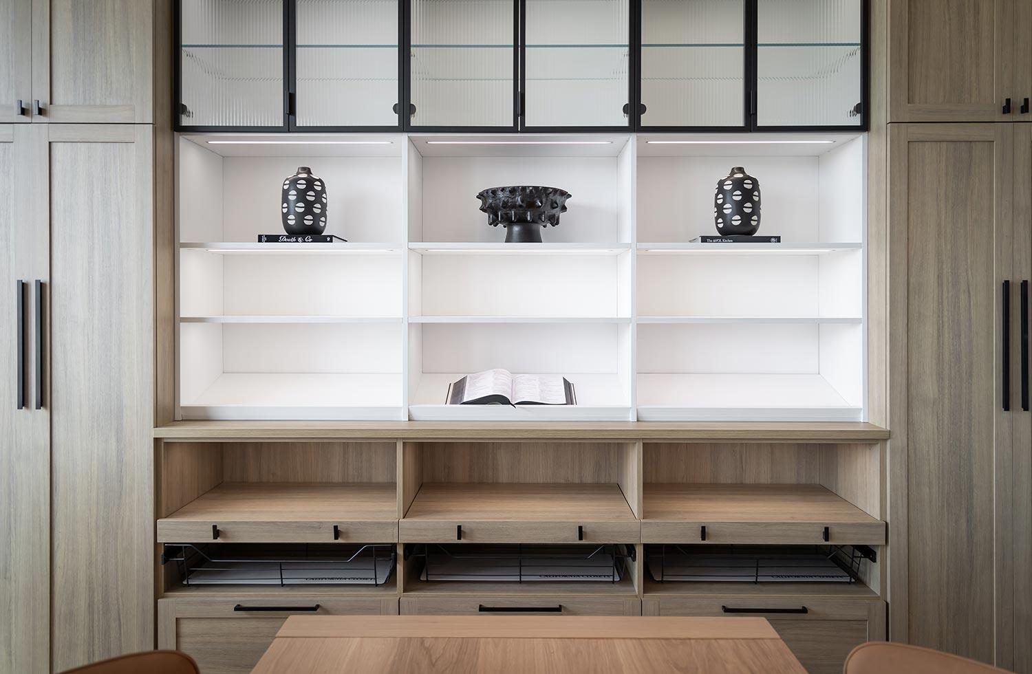 Diseño de estanterías abiertas con cajones personalizados para despensa de cocina de California Closets