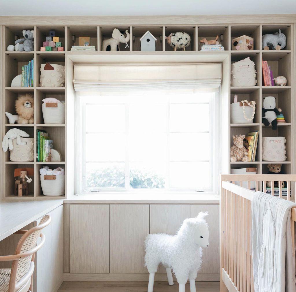 Combinación de guardería y oficina en casa personalizada con estanterías y escritorio personalizados creados por California Closets