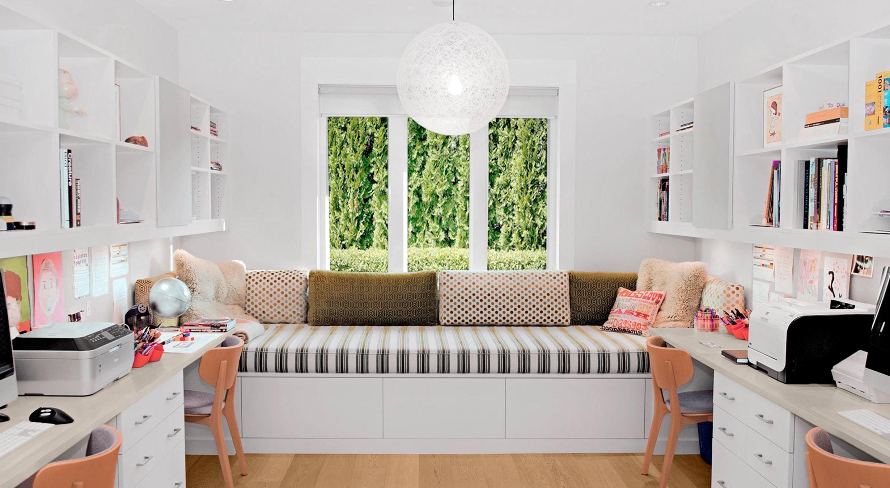 Estaciones de trabajo integradas para una oficina familiar en casa con mucho espacio de almacenamiento de California Closets