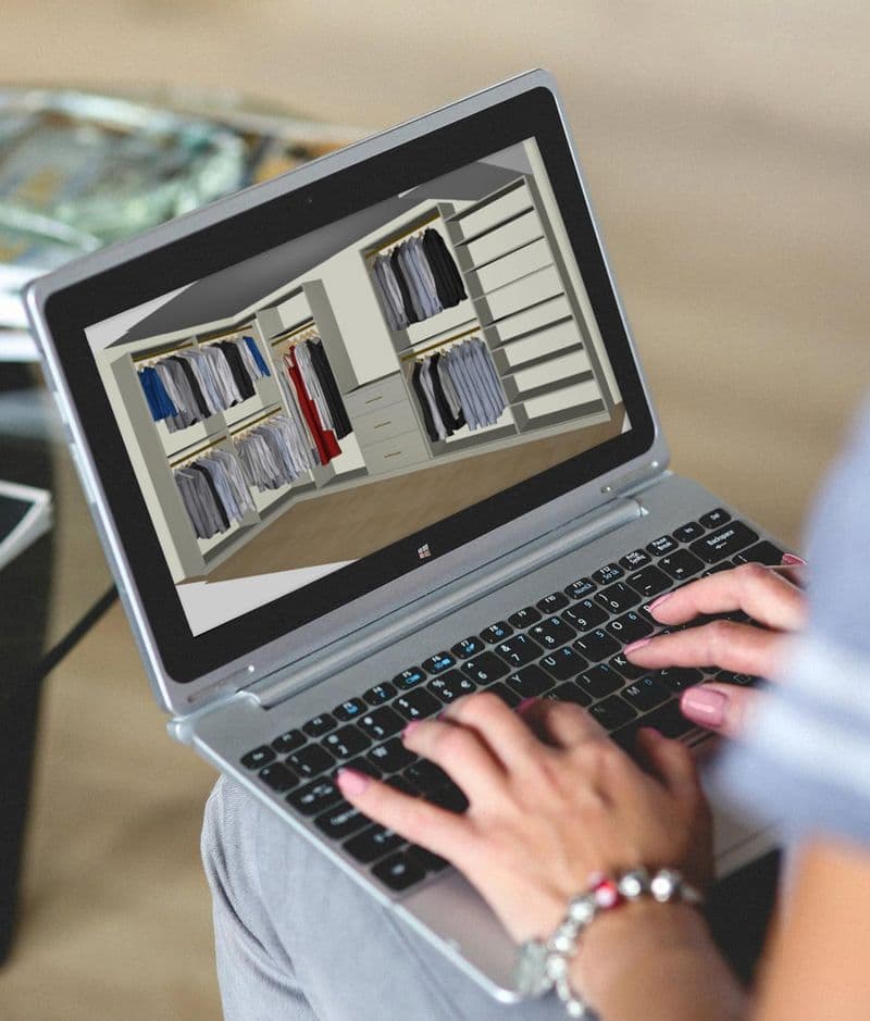 Diseñador que usa programa de diseño 3D durante una consulta que muestra una configuración de vestidor de California Closets