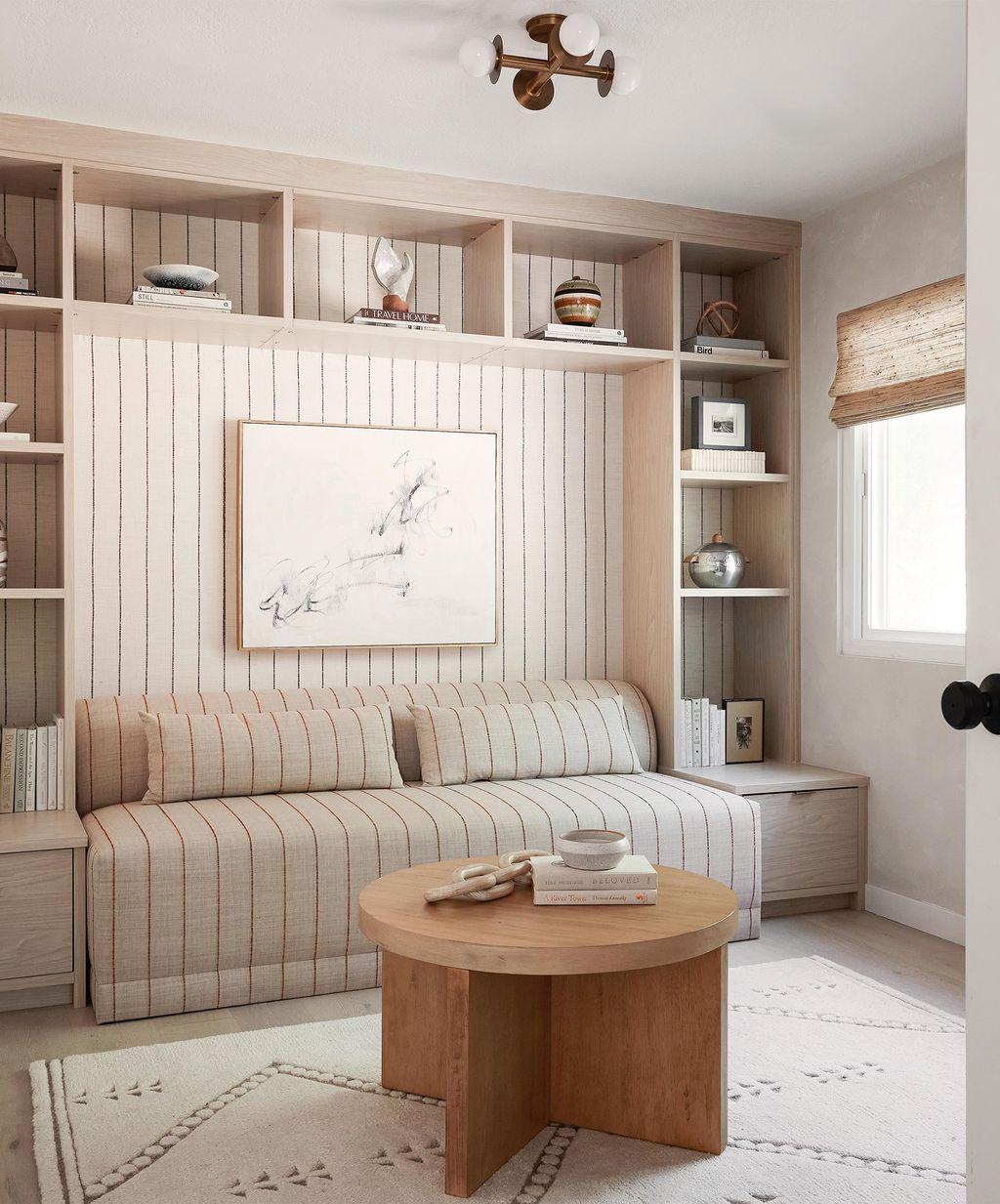 Muebles de estudio con estantes, sofá cama e iluminación especial de California Closets