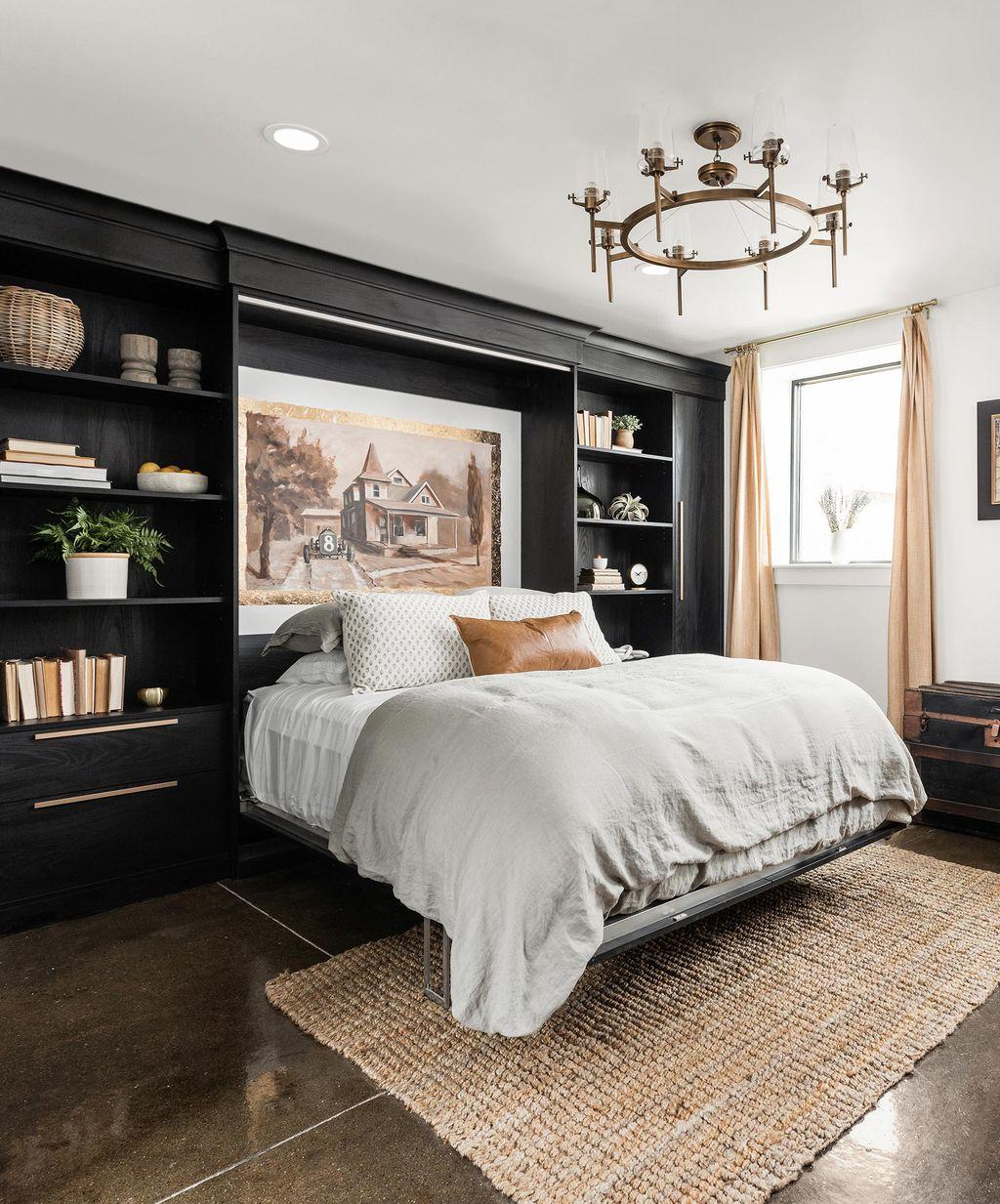 Cama abatible con acabado en madera negra y almacenamiento personalizado, de California Closets.