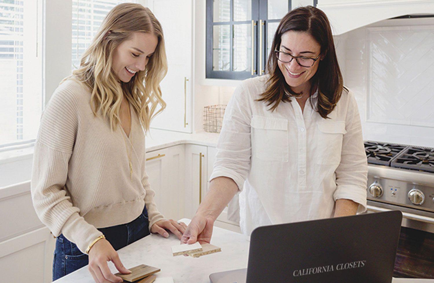 Reunión de un asesor de diseño con un cliente para discutir planes de armarios personalizados con California Closets