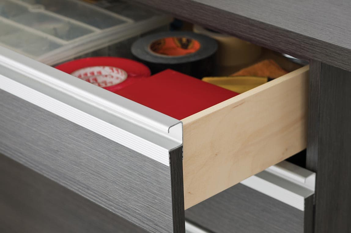 Gabinetes personalizados para soluciones de almacenamiento en garaje con tiradores de metal de California Closets