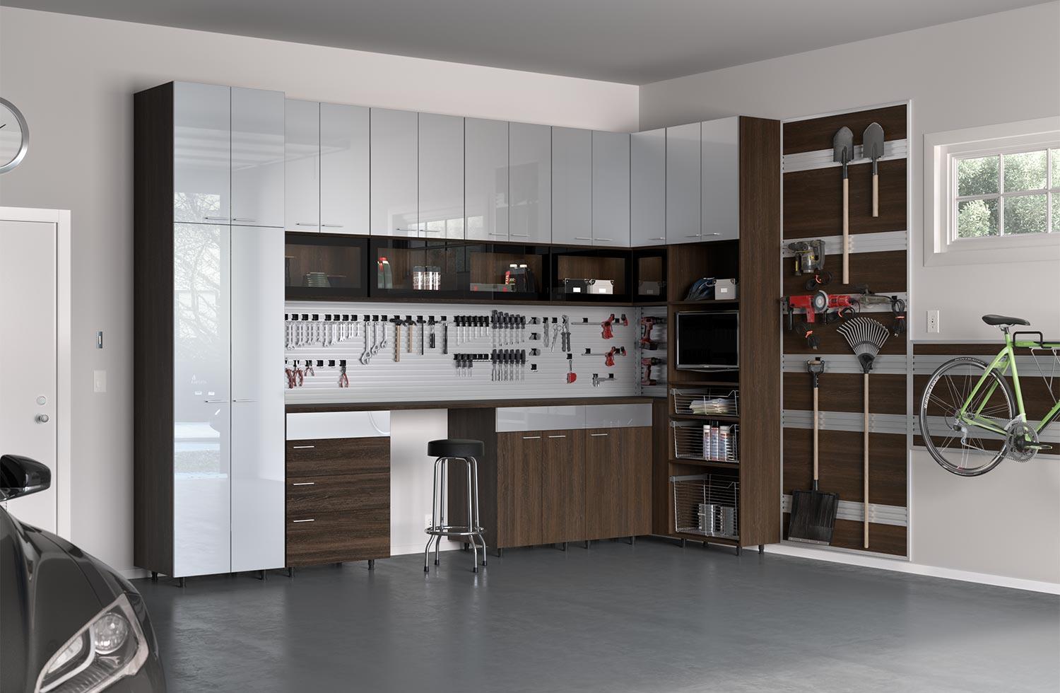 Garaje personalizado con banco de trabajo de almacenamiento y rieles de pared diseñado por California Closets