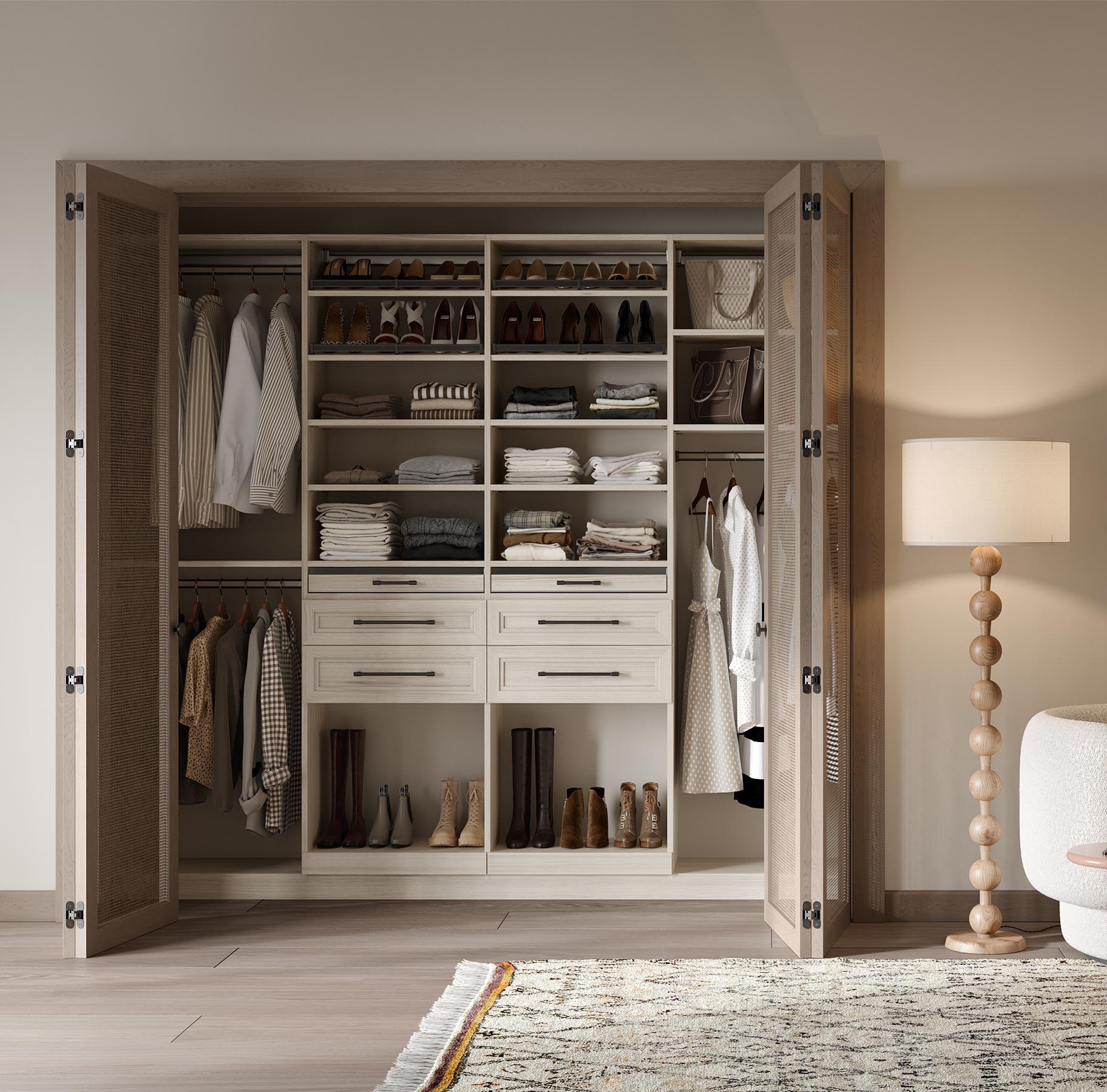 Almacenamiento personalizado de armario empotrado en color claro diseñado por California Closets.