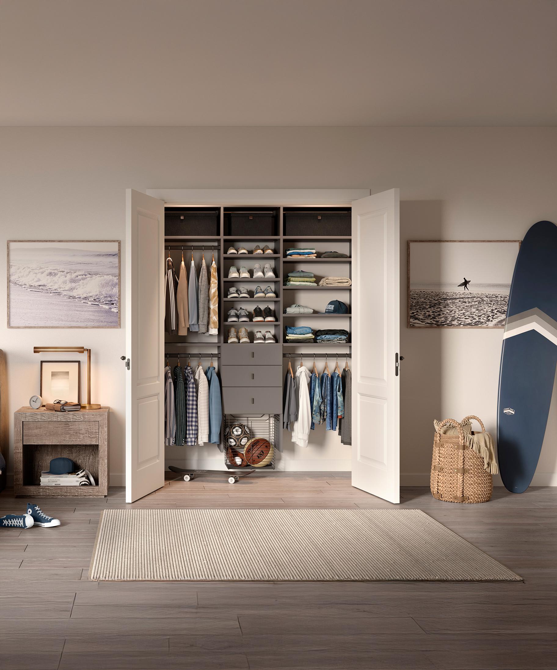 Armario para adolescentes con cajonera y estanterías en acabado blanco y gris de California Closets