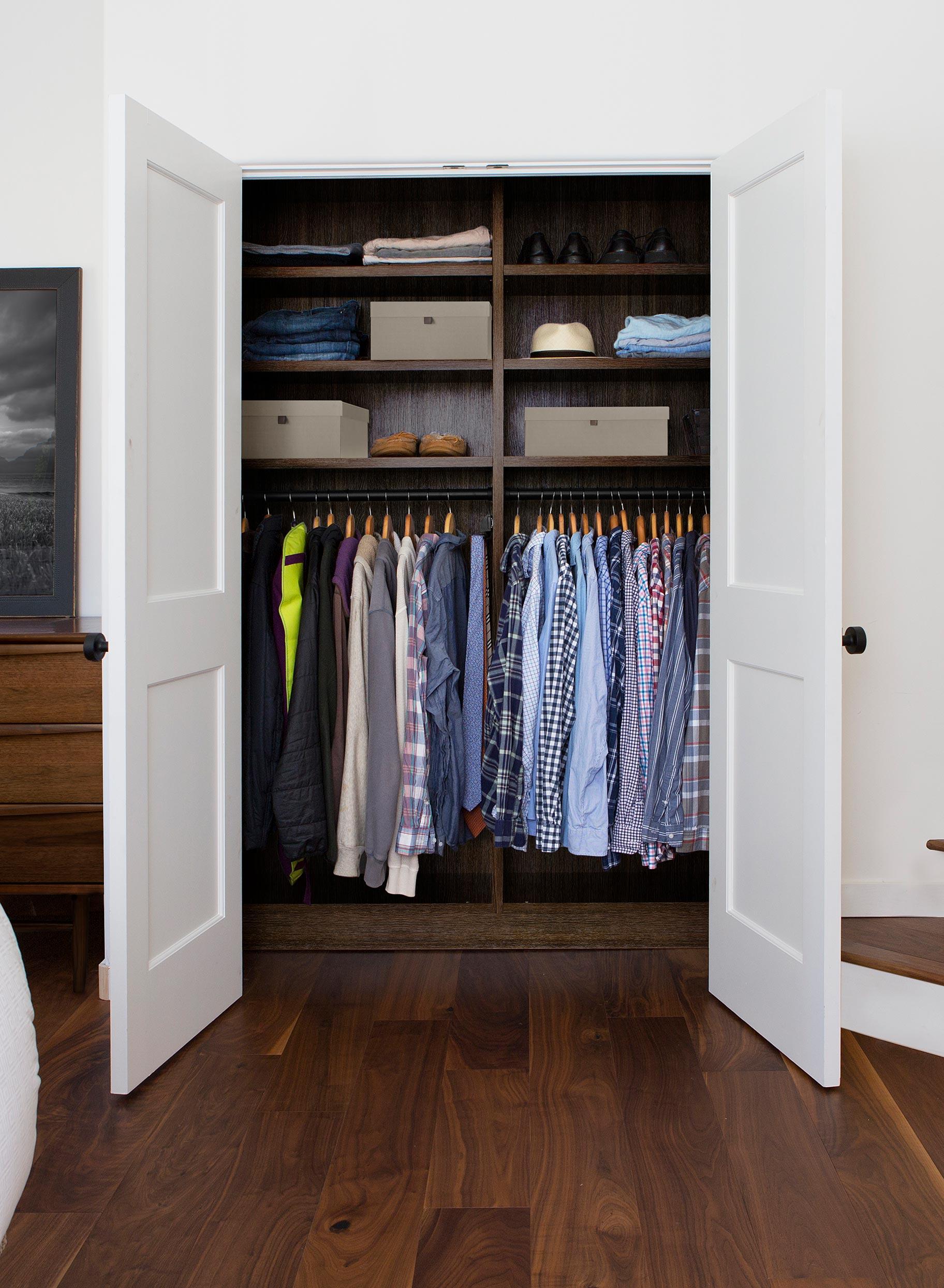 Armario empotrado con acabado de madera oscura fabricado por California Closets.