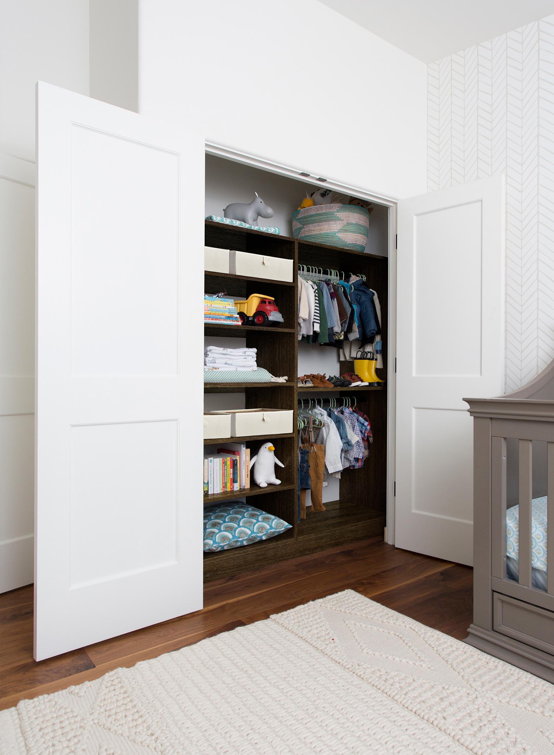 Estanterías con puertas personalizadas para armario de bebé de California Closets