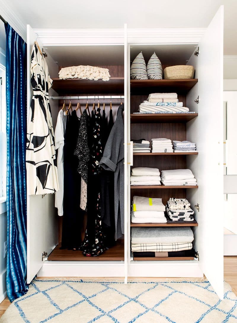 Armarios de pasillo personalizados para guardar ropa exterior y artículos del hogar por California Closets