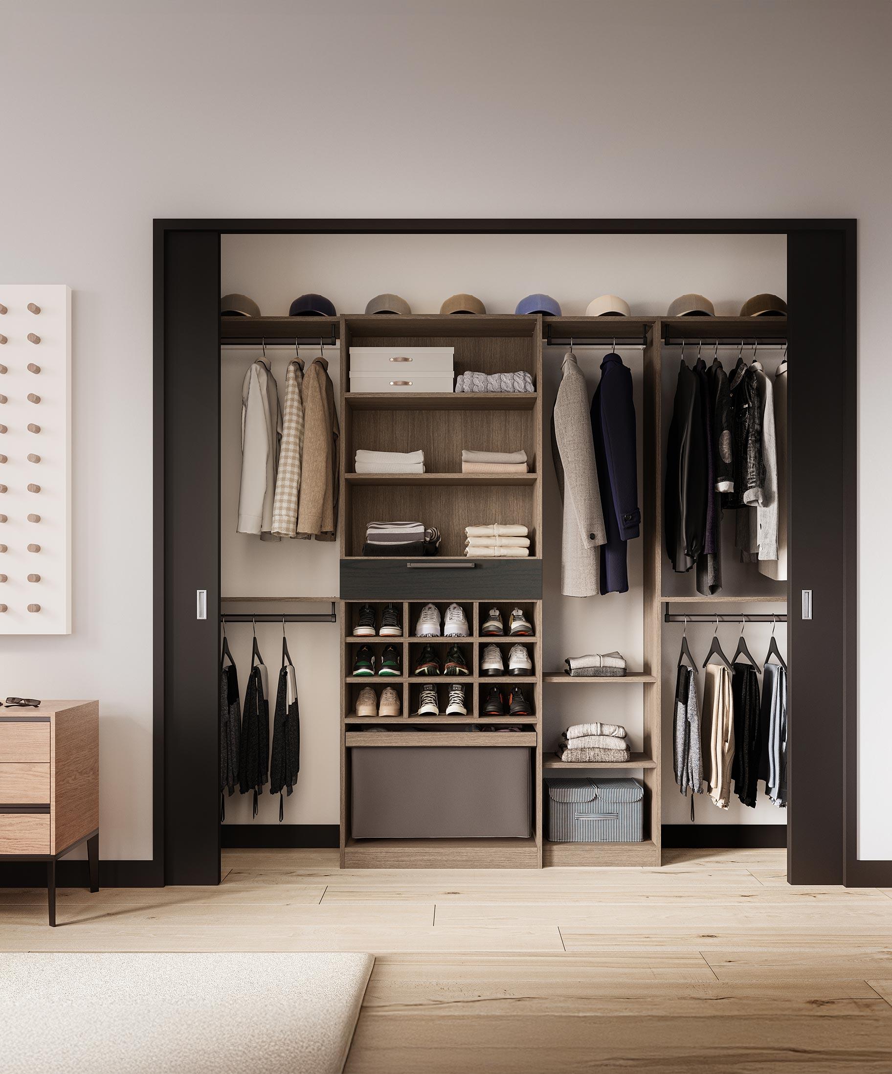 Armario empotrado con diseño de cesto de ropa y compartimentos para zapatos de California Closets.