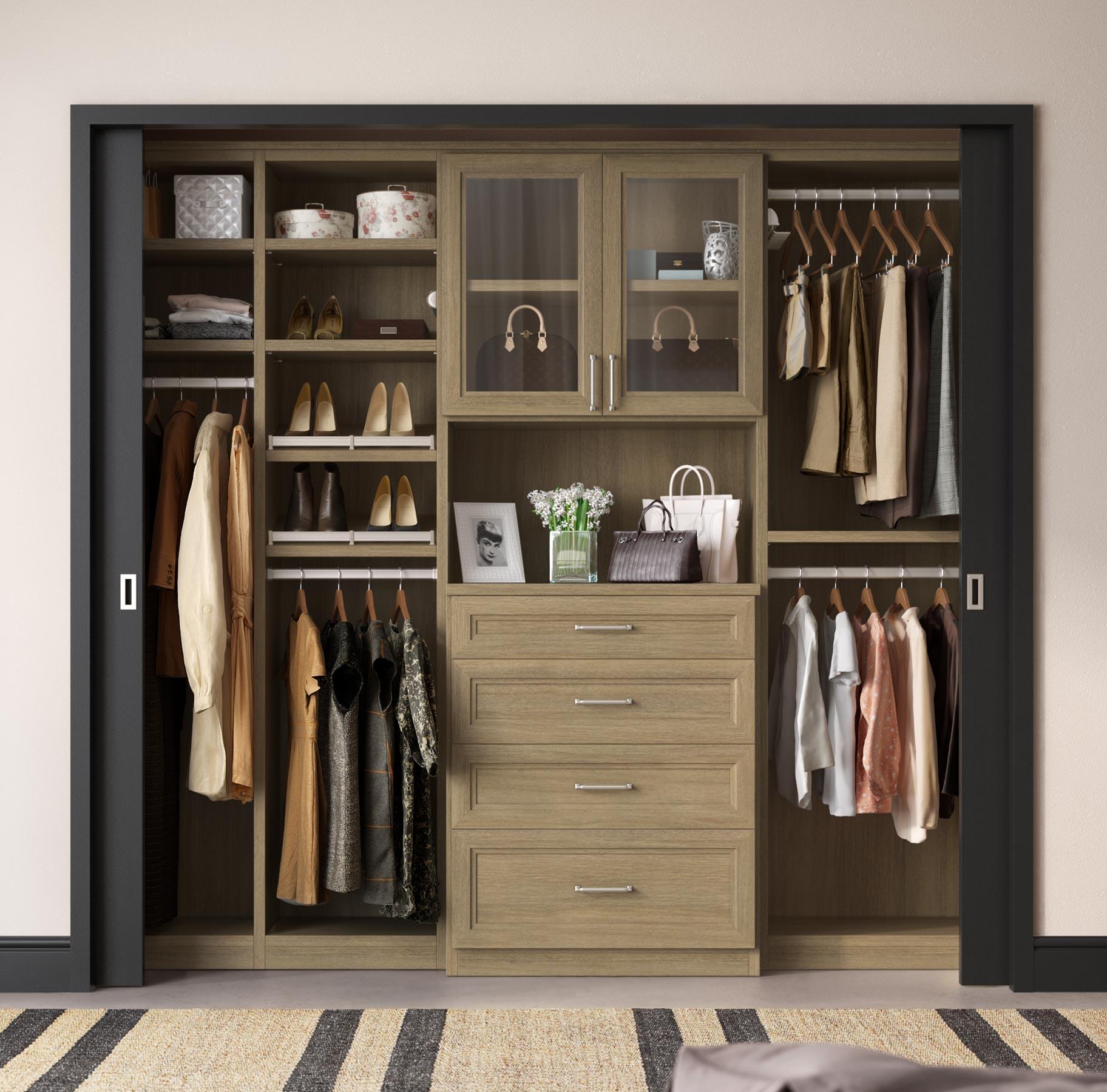 Armario empotrado con puertas en acabado de madera intermedia de California Closets.