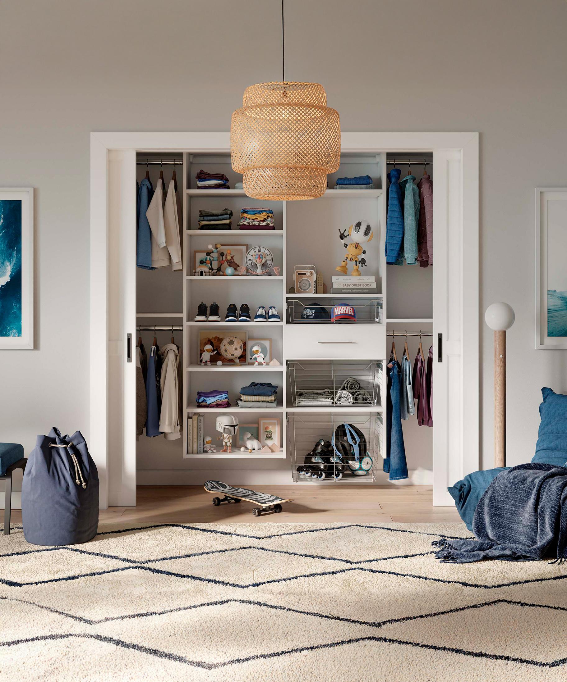 Estantes para zapatos y cajonera en armario infantil de California Closets