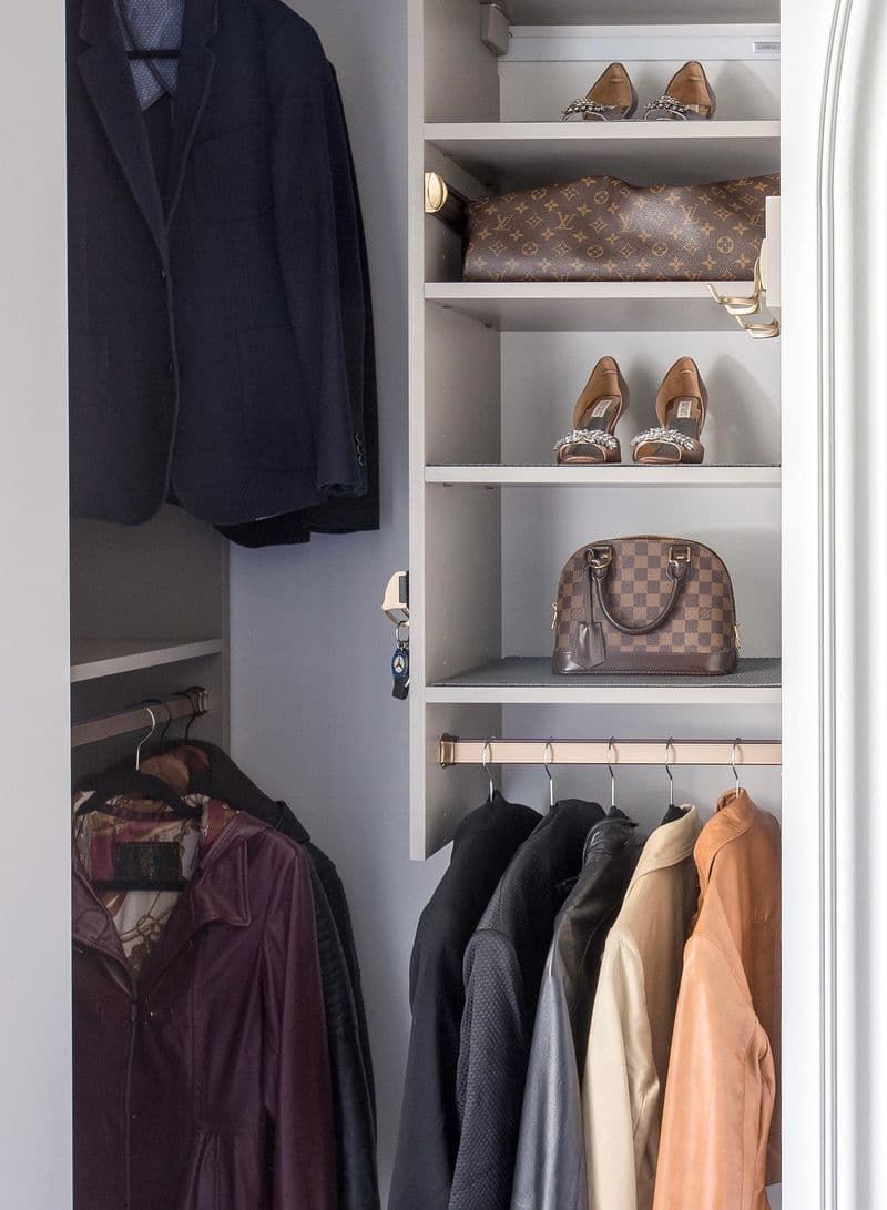 Ideas de armarios pequeños con estanterías abiertas y barras para abrigos por California Closets