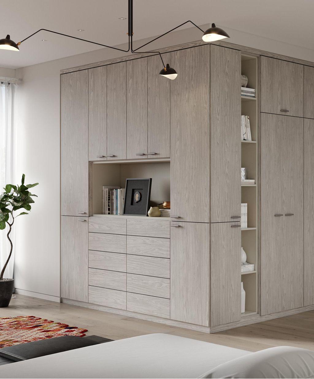 Armario de dormitorio personalizado disenado en acabado de madera gris por California Closets