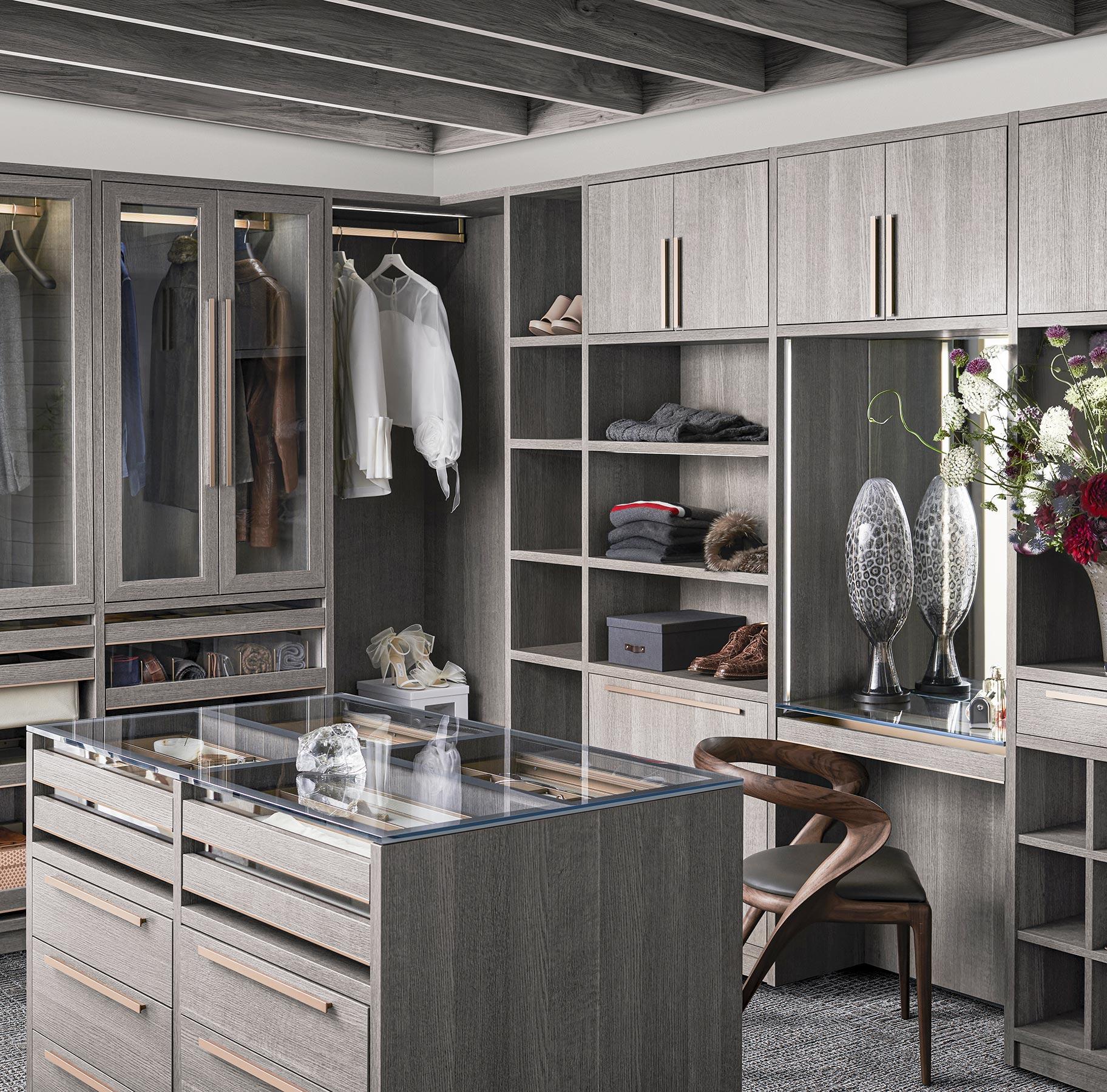 Diseño de vestidor de diseño moderno con almacenamiento en isla y estantes abiertos de California Closets