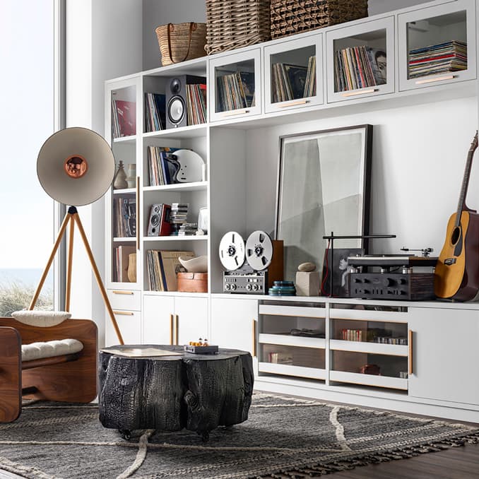 Almacenamiento multimedia para sala de estar con diseño de estanterías personalizadas en acabado blanco de California Closets