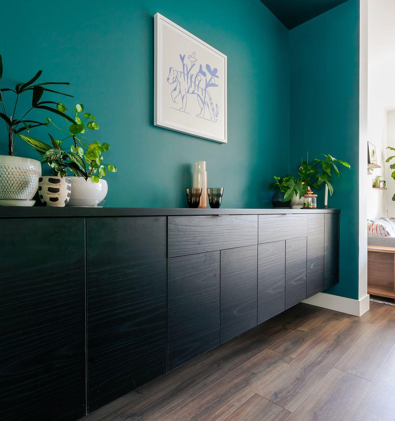 Gabinetes flotantes de almacenamiento multimedia con acabado de madera oscura de California Closets