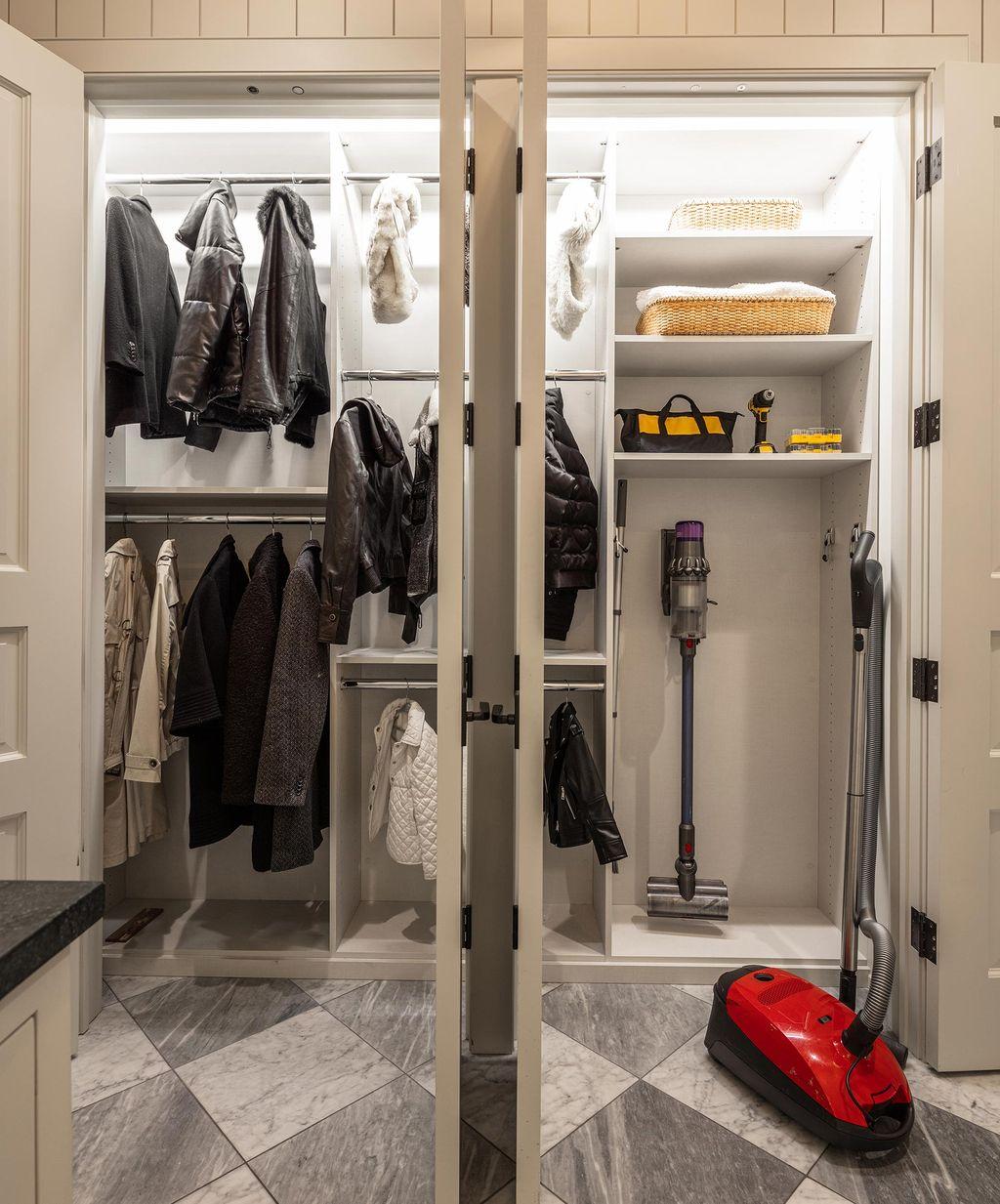 Diseño de armario dual para abrigos y artículos de utilidad para el hogar por California Closets