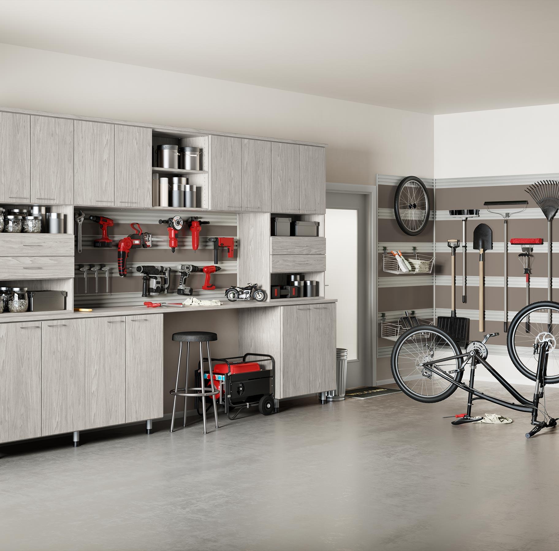 Gabinetes de garaje personalizados hasta el techo, que le ayudan a crear un espacio limpio, eficiente y accesible diseñado por California Closets