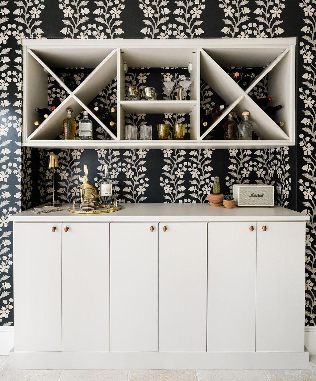 Almacenamiento de vinos y licores con cubos y gabinetes en acabado blanco por California Closets