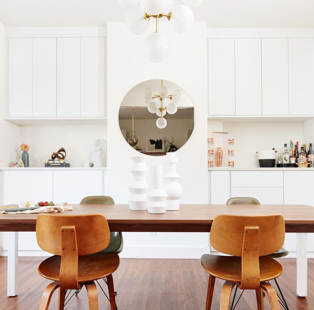 Barra en cocina con encimera personalizada y gabinetes por California Closets