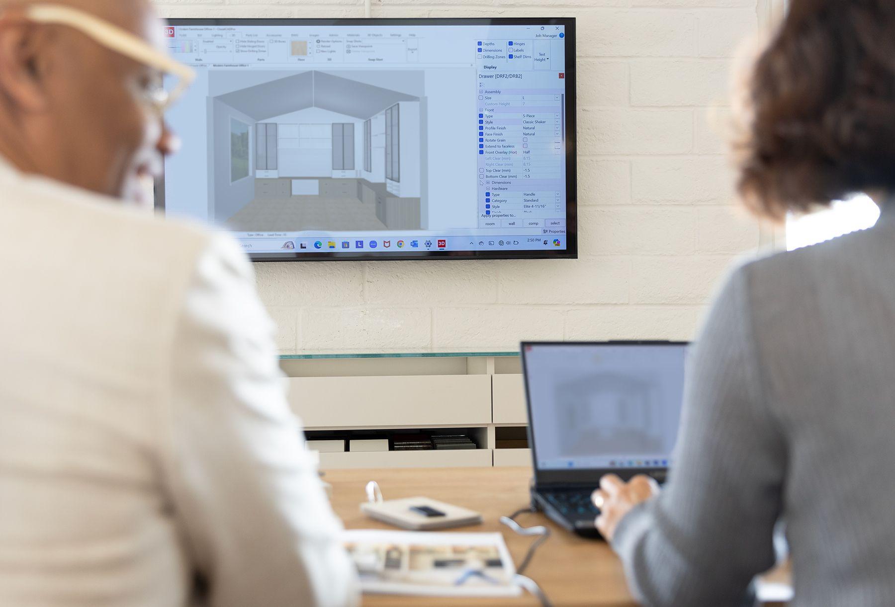 El diseñador revisa los planes del proyecto durante una consulta de diseño en una sala de exposición de California Closets