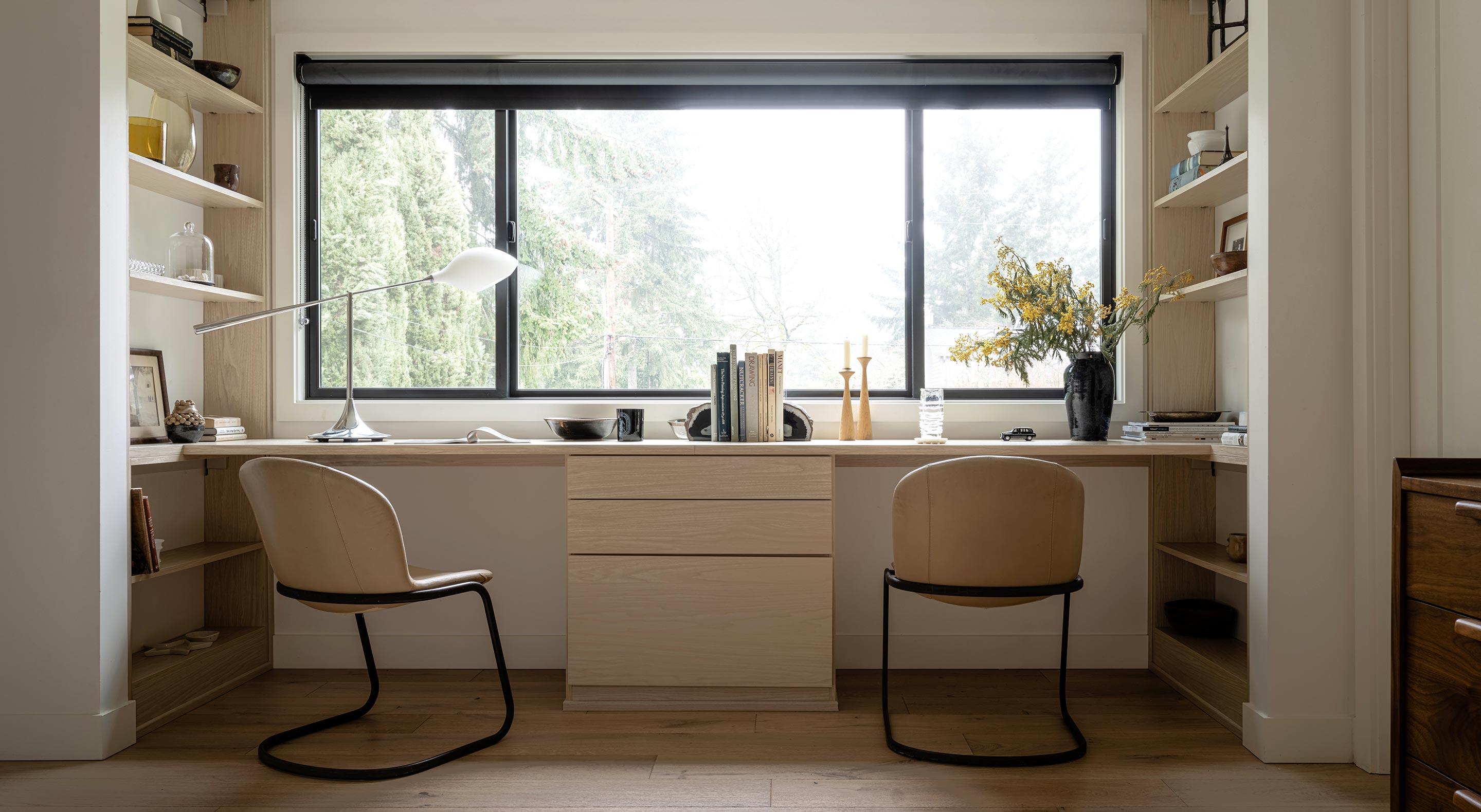 Espacio de coworking en casa con escritorio empotrado para dos estaciones de trabajo de California Closets