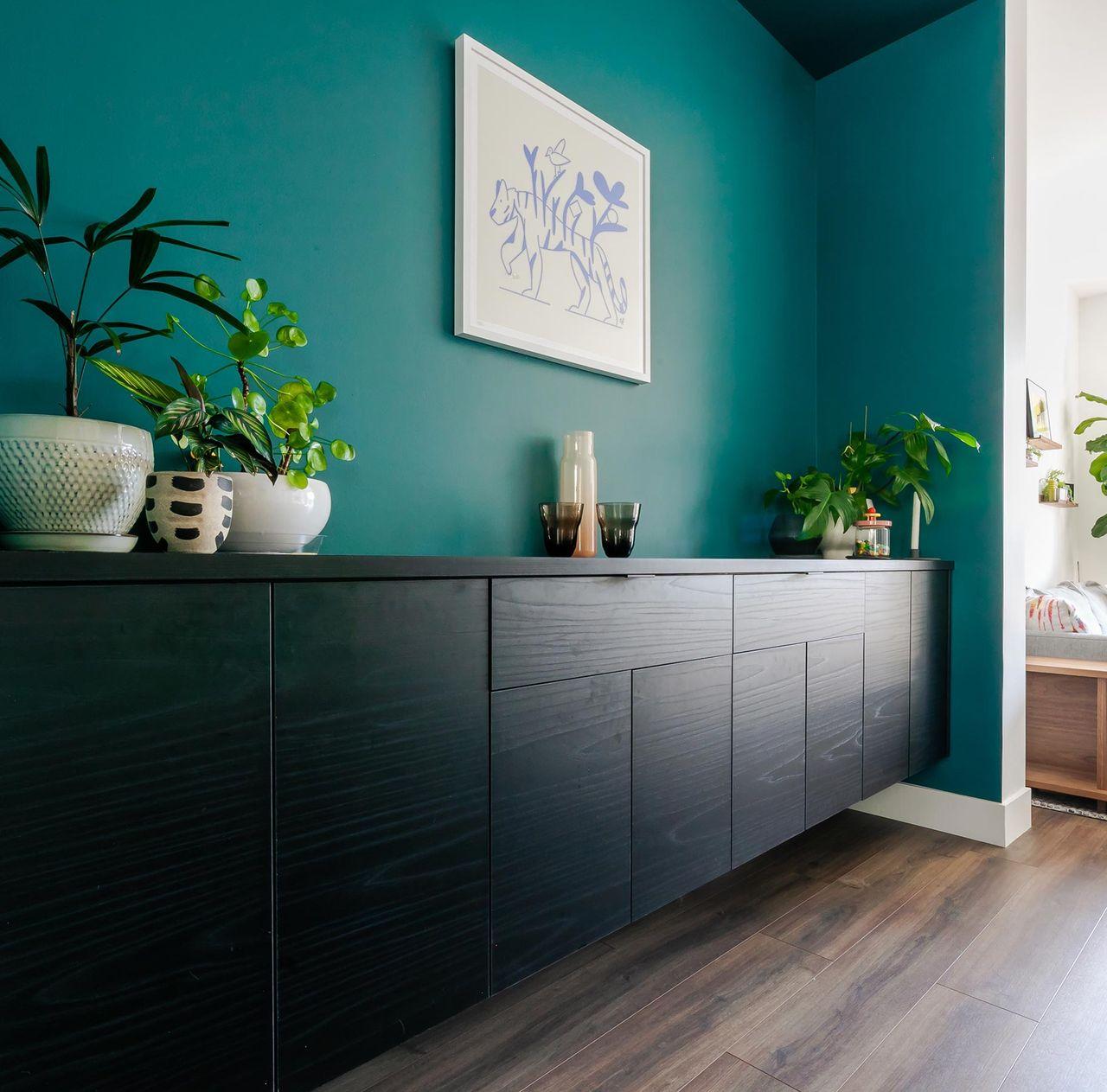 Gabinetes flotantes de almacenamiento multimedia diseñados en madera oscura creados por California Closets