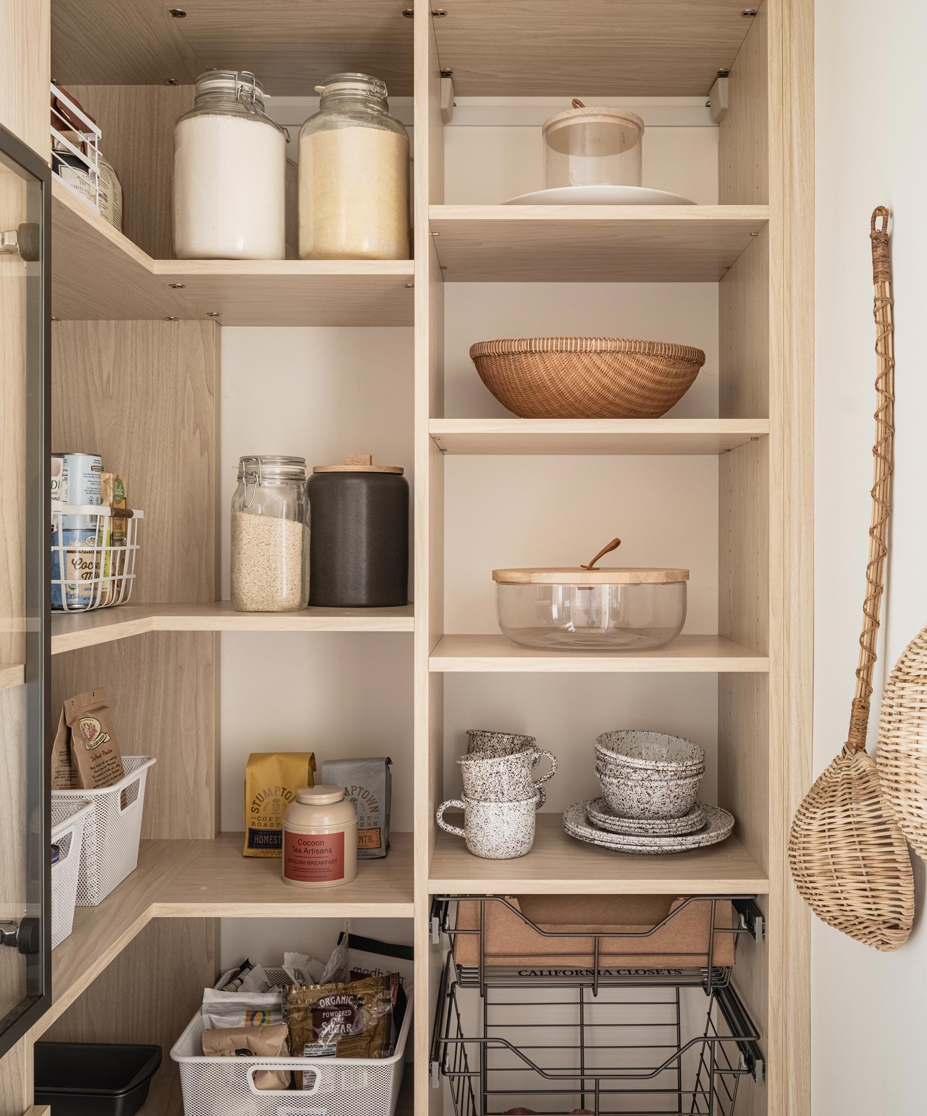 Ideas de despensas de cocina personalizadas con cestas de estantería diseñadas por California Closets