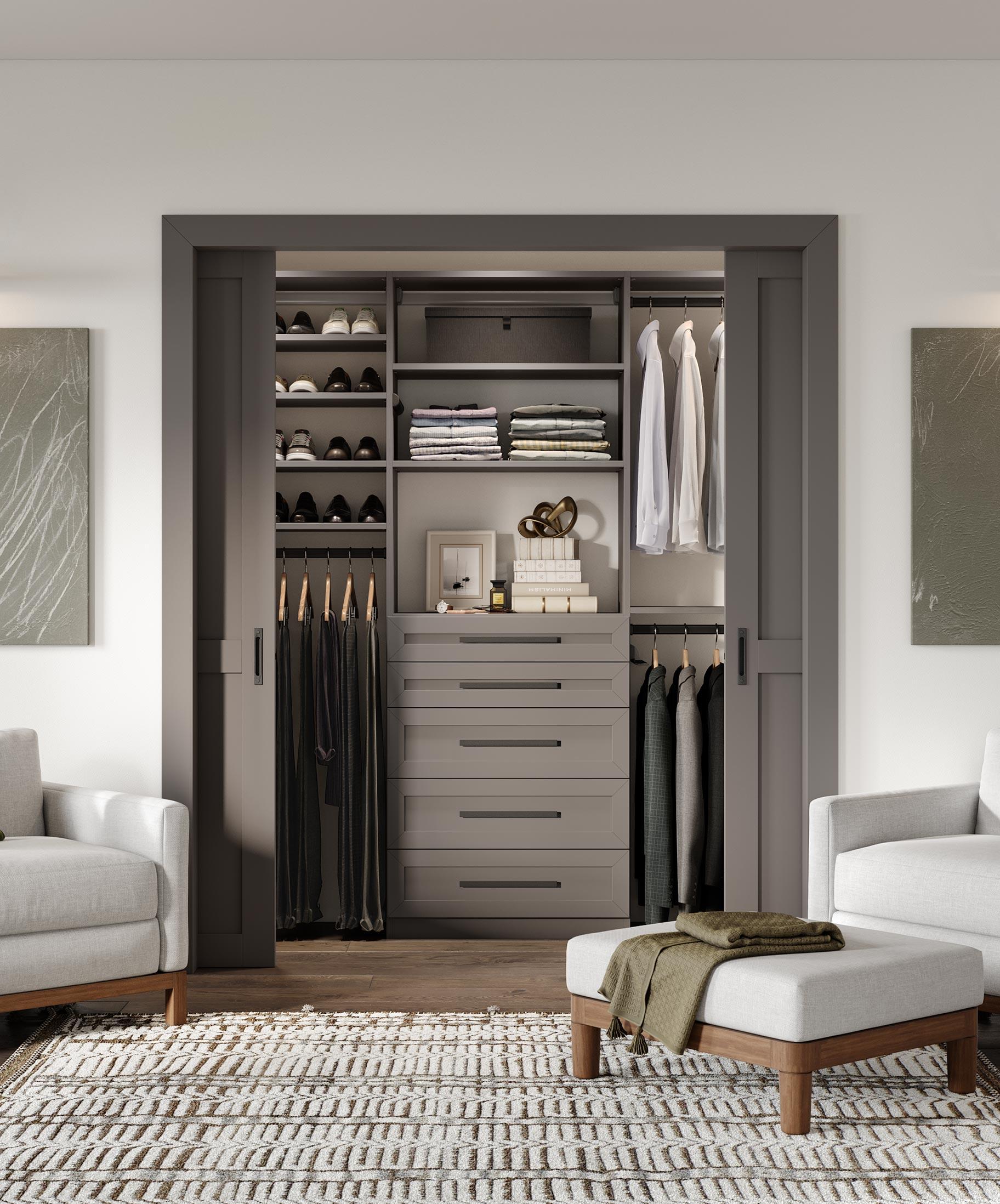 Armario de almacenamiento con acabado de madera gris diseñado por California Closets