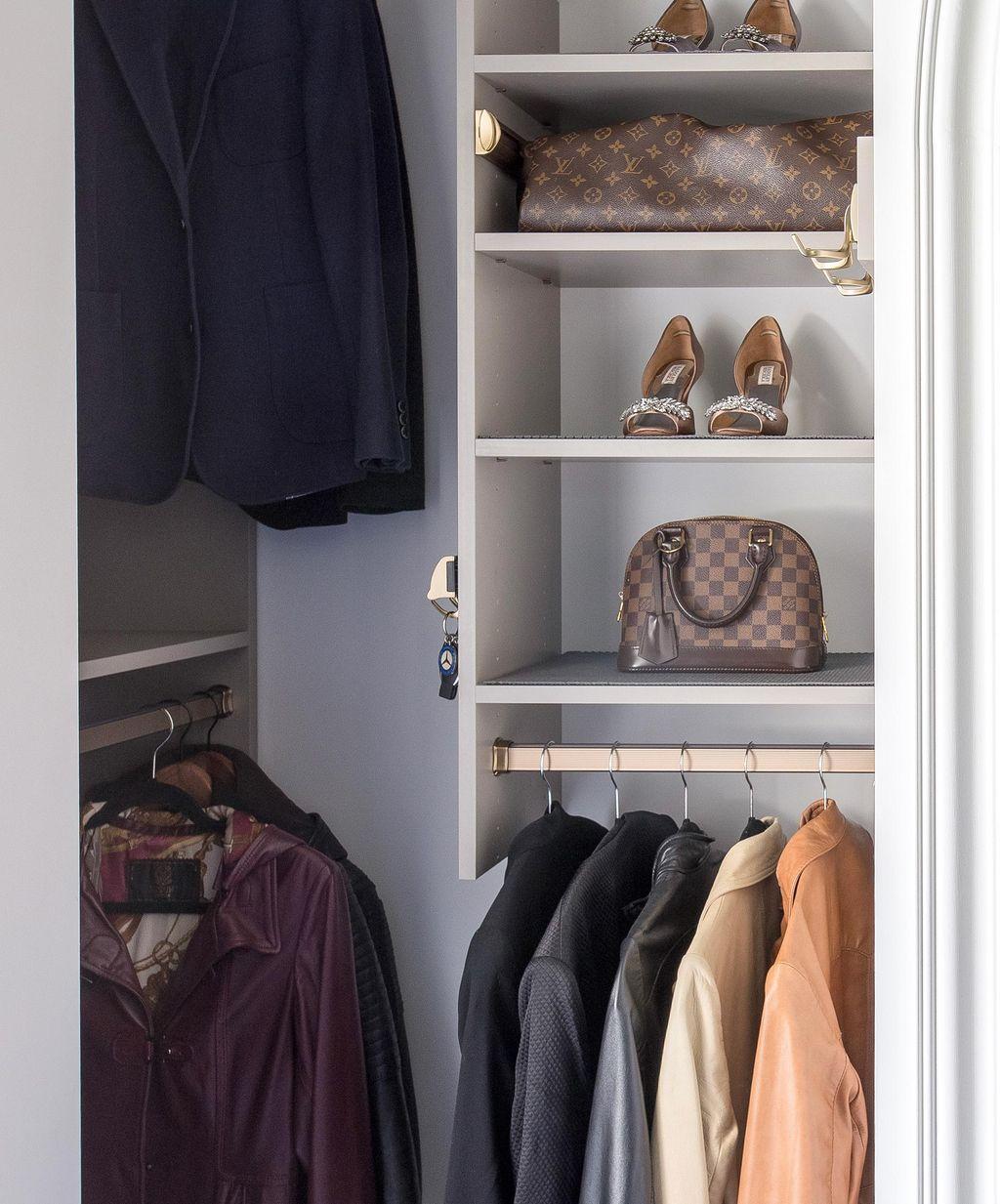 Armario pequeño en el recibidor con estantes y barras personalizados para organización por California Closets