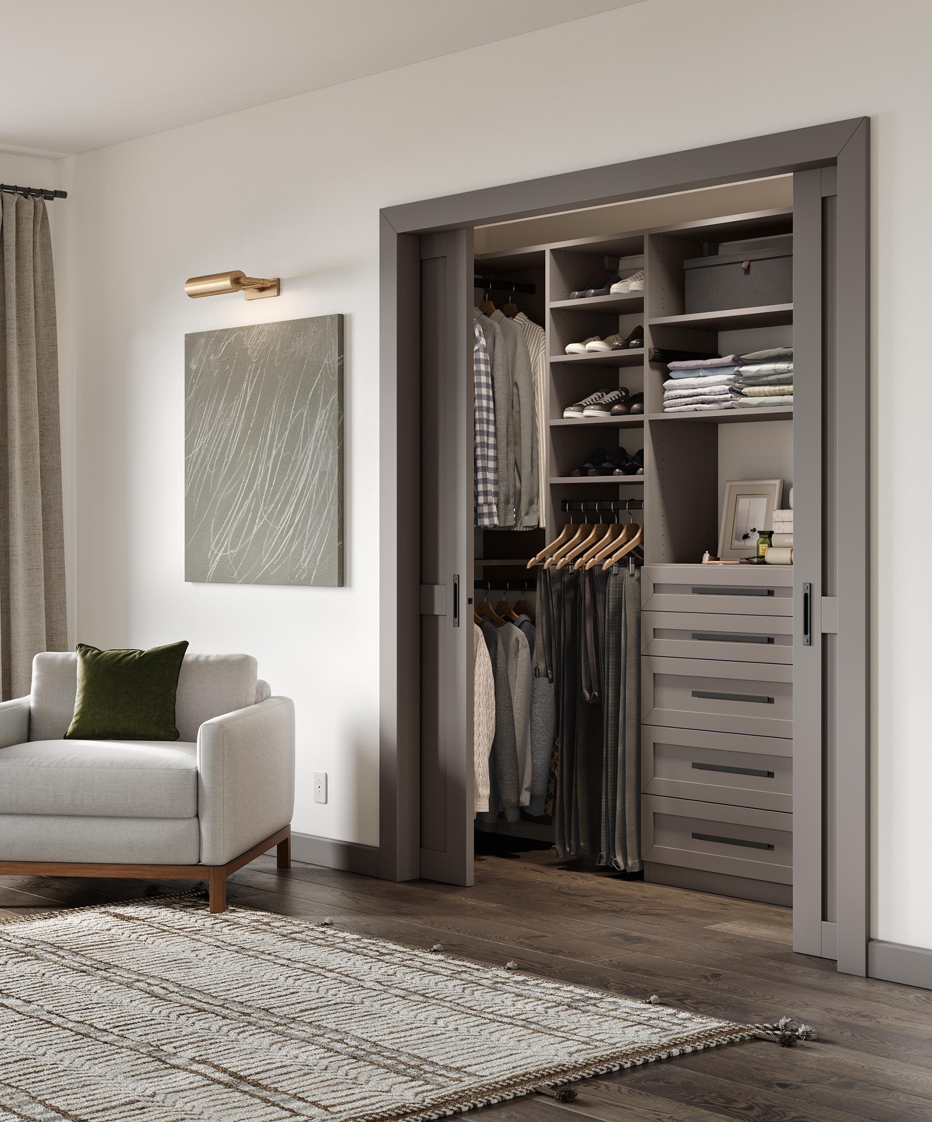 Almacenamiento personalizado de armario empotrado en acabado gris diseñado por California Closets.