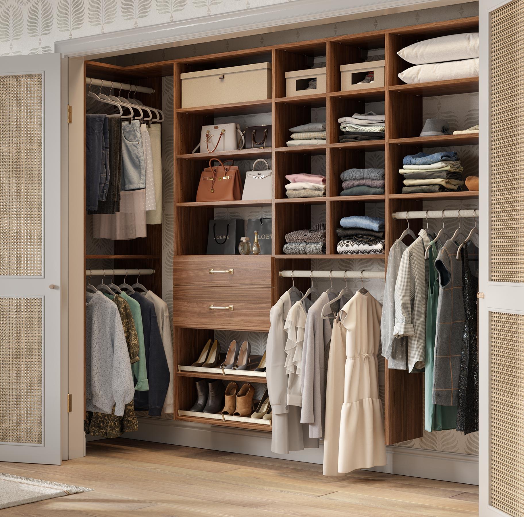 Sistema de armario empotrado personalizado con estantes ajustables y compartimentos de California Closets.