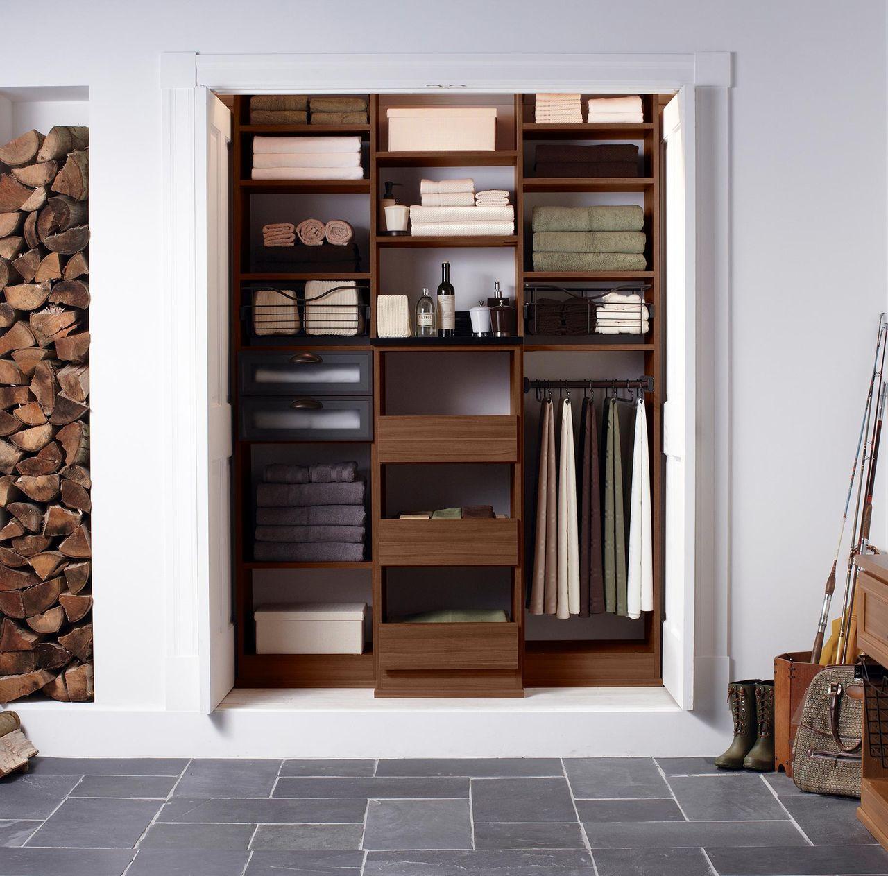 Diseño de armario para recibidor en acabado de madera oscura con estantes abiertos por California Closets