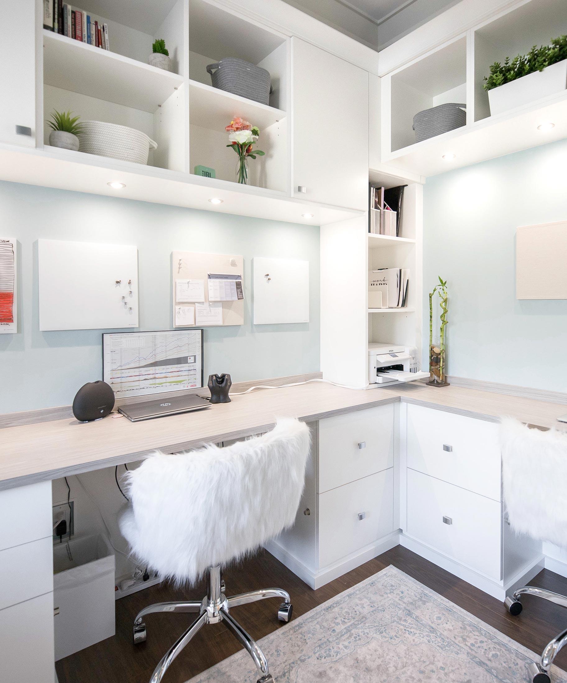 Cajones archivadores de gabinete de oficina en casa para dos estaciones de trabajo en acabado blanco mate de madera por California Closets