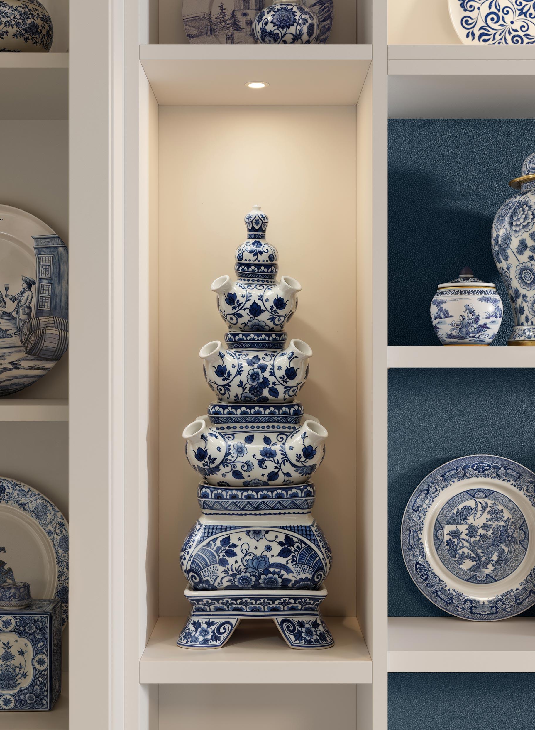 Iluminación tipo puck utilizada en el diseño de estanterías para cocina de California Closets